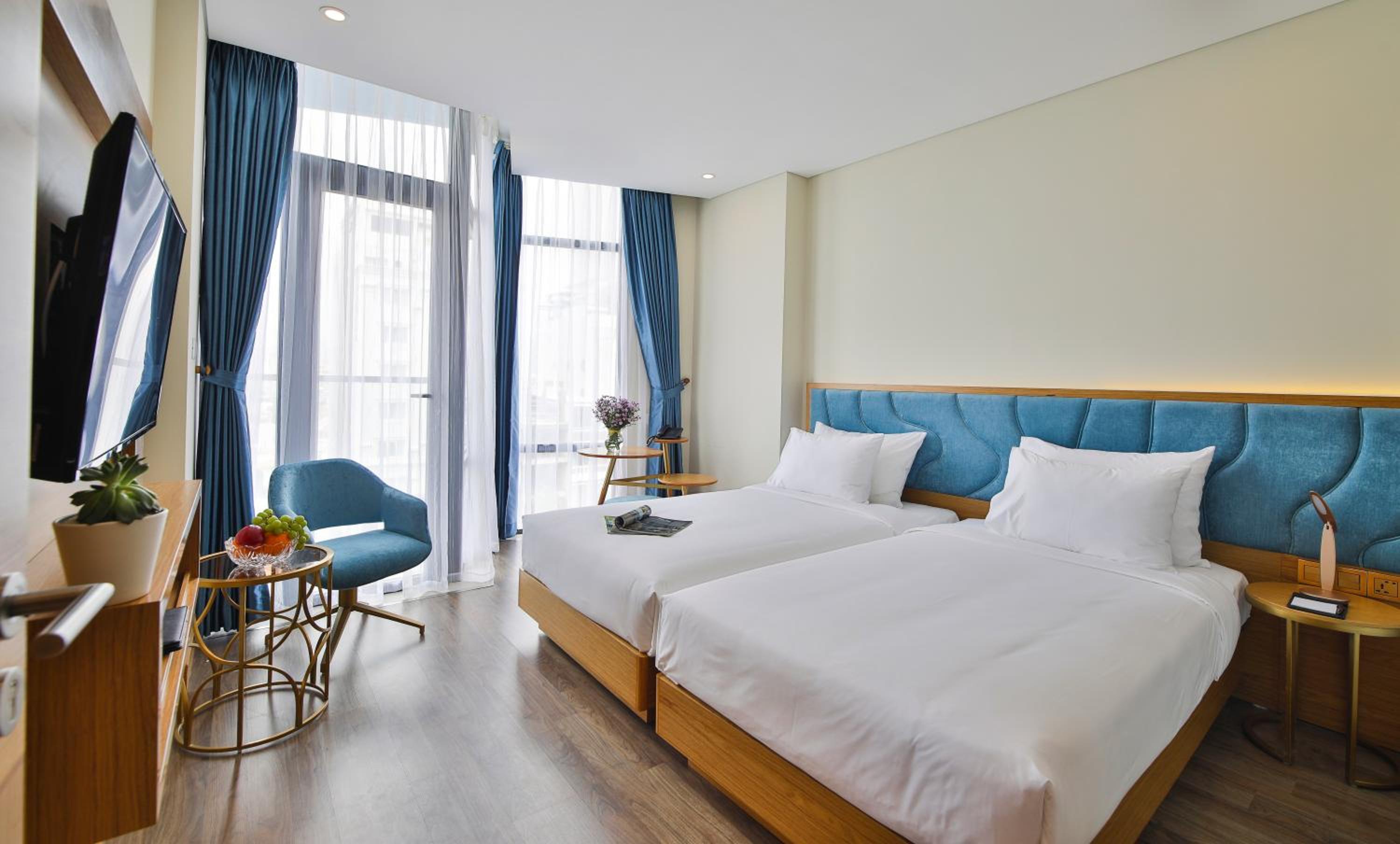 Premier Deluxe Twin Room with Balcony and Bath Tub photo 3