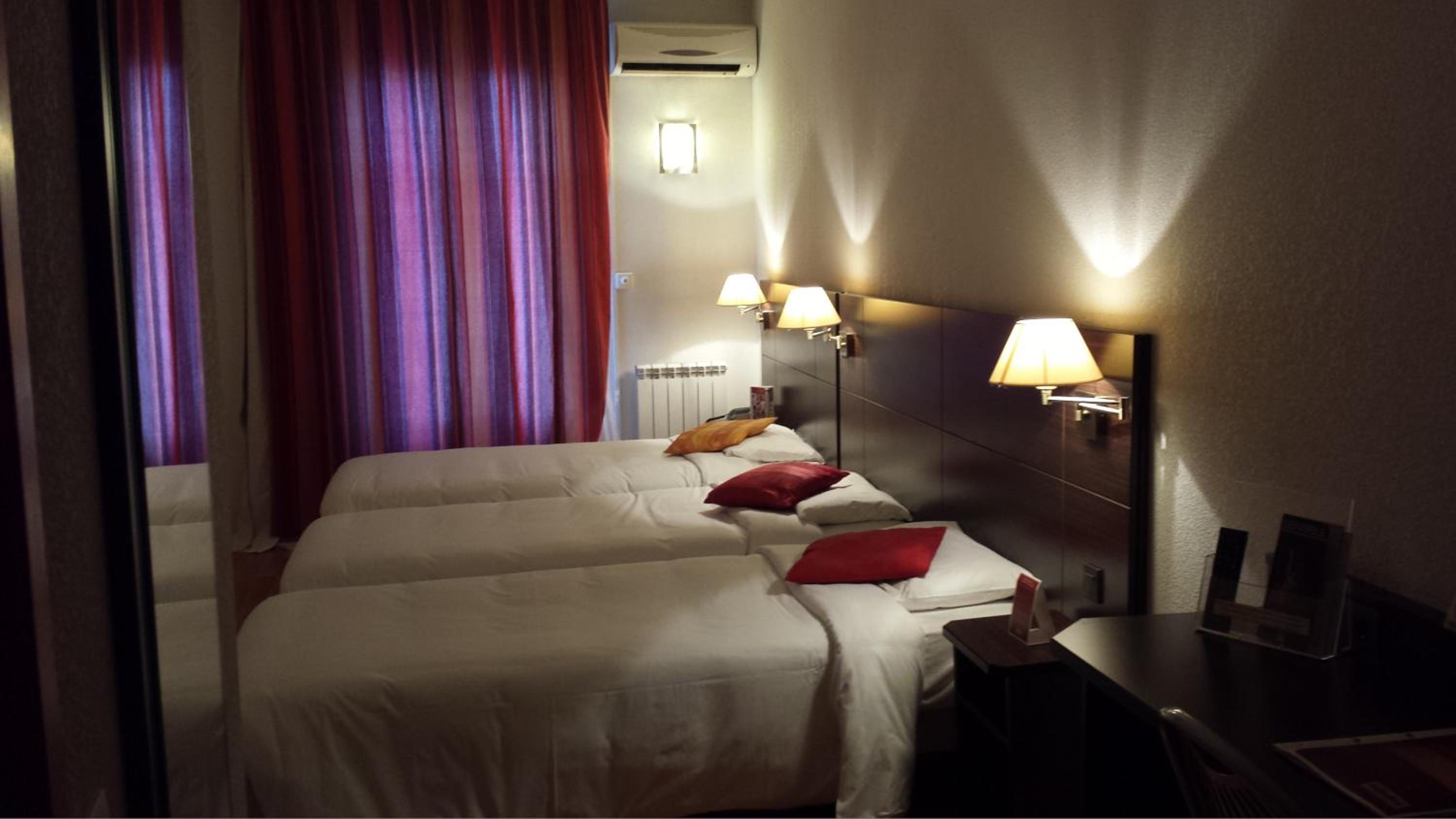 Triple Room with Three Single Beds - Photo 3