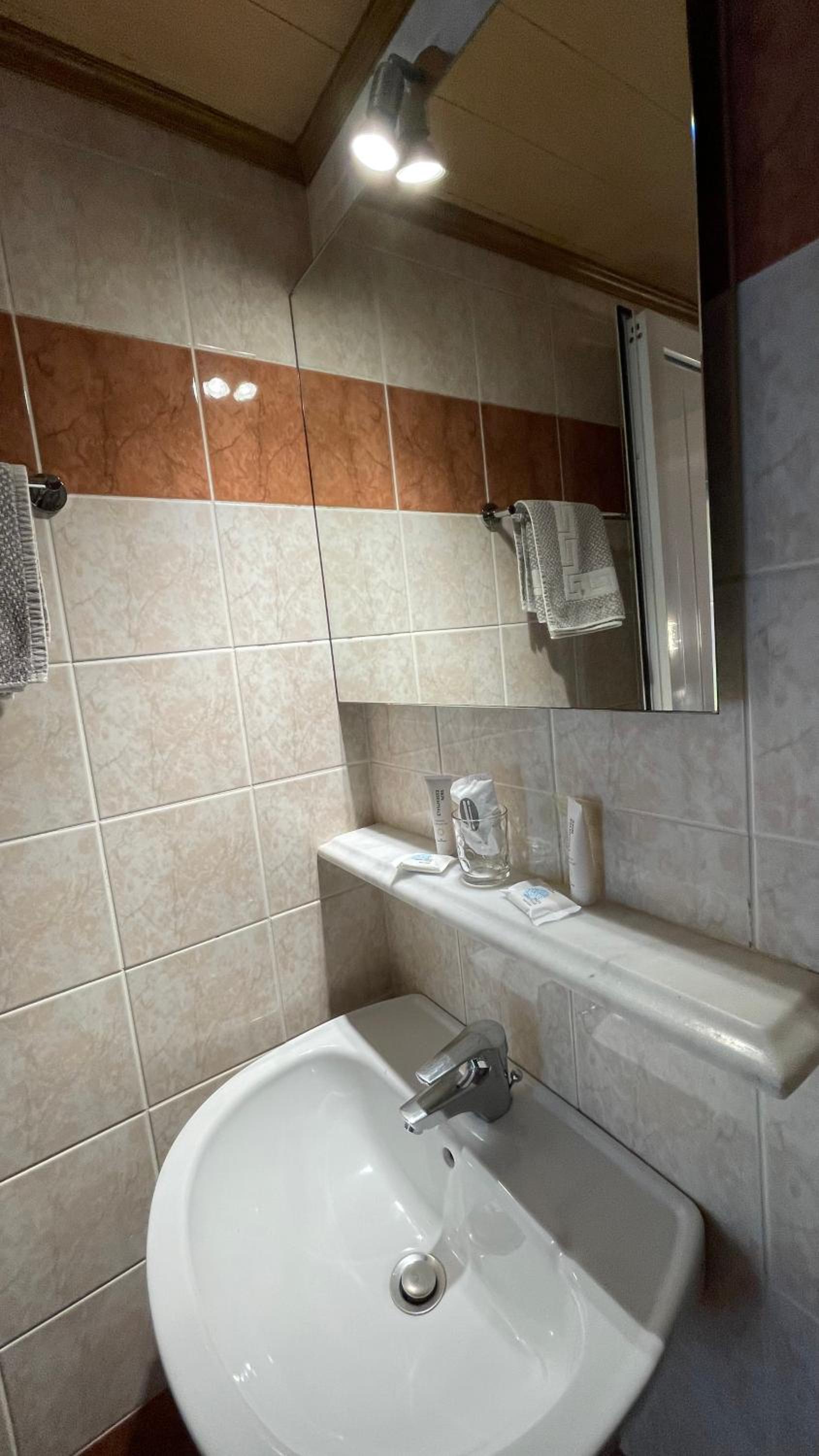 Standard Double or Twin Room photo 3