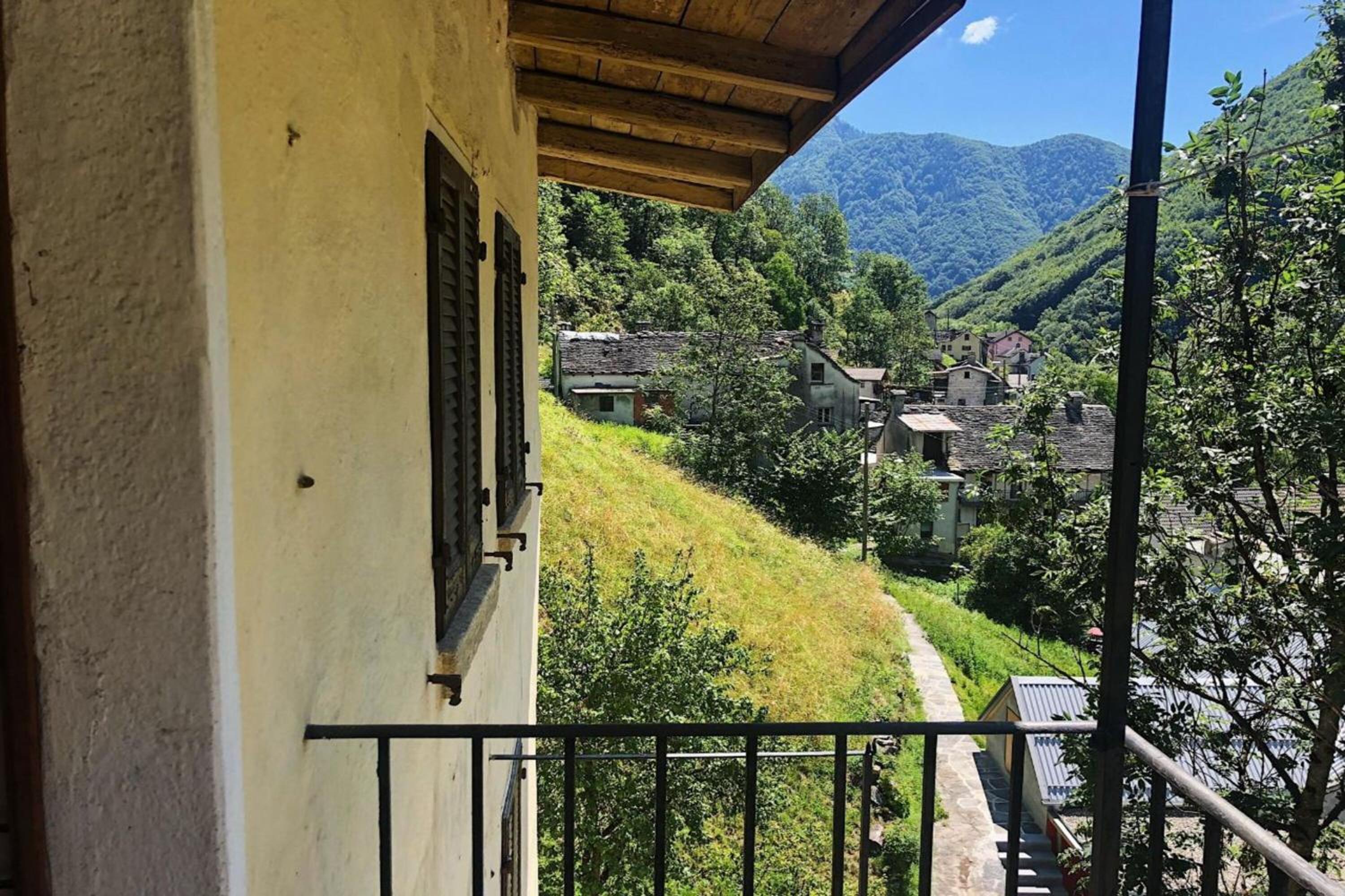 Apartment With Mountain View photo 3