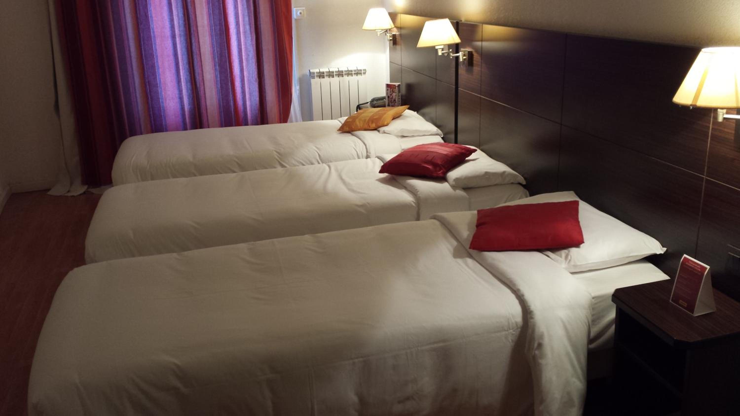 Triple Room with Three Single Beds - Photo 6