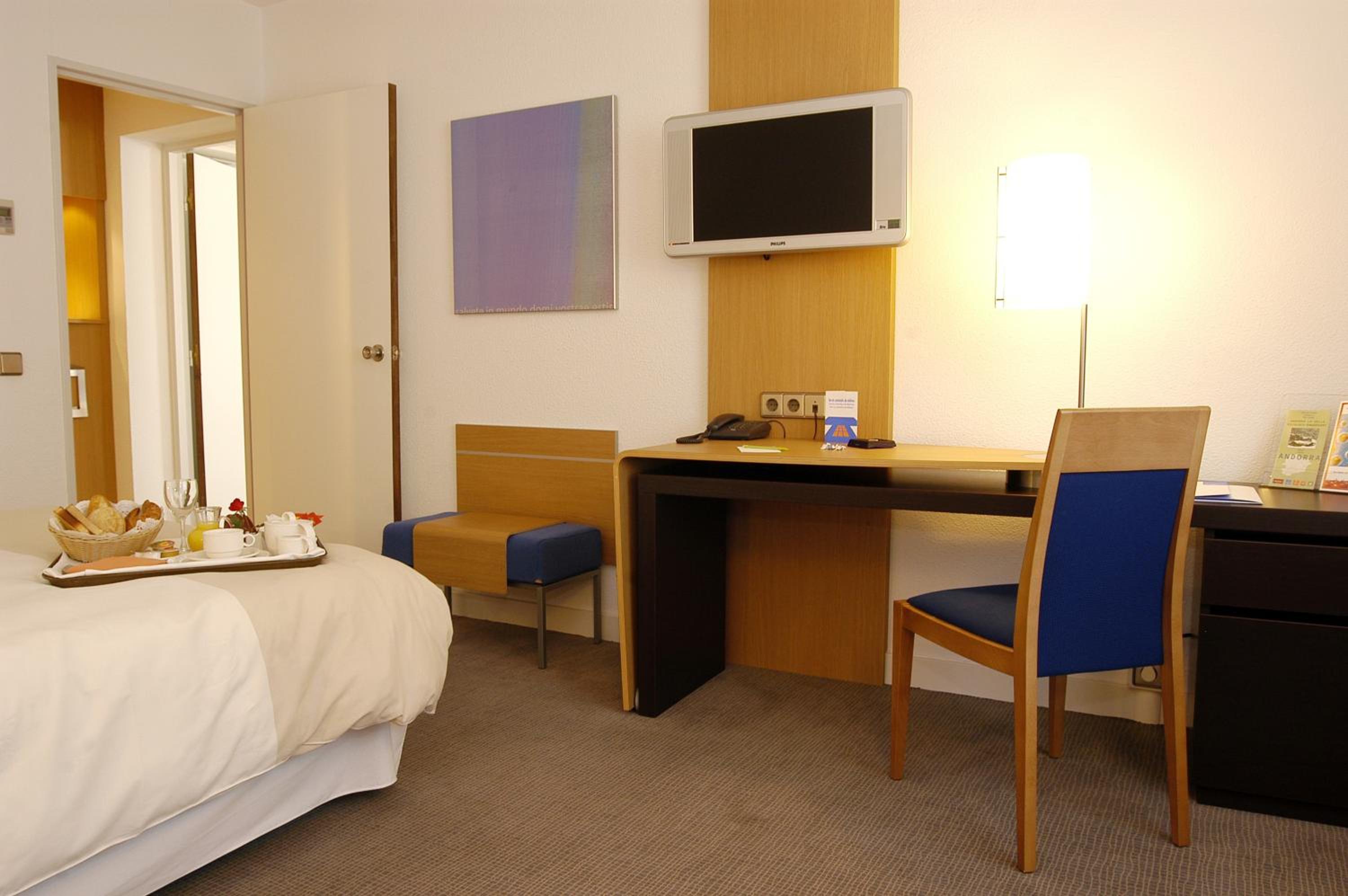 Quadruple Room (3 Adults + 1 Child) photo 2