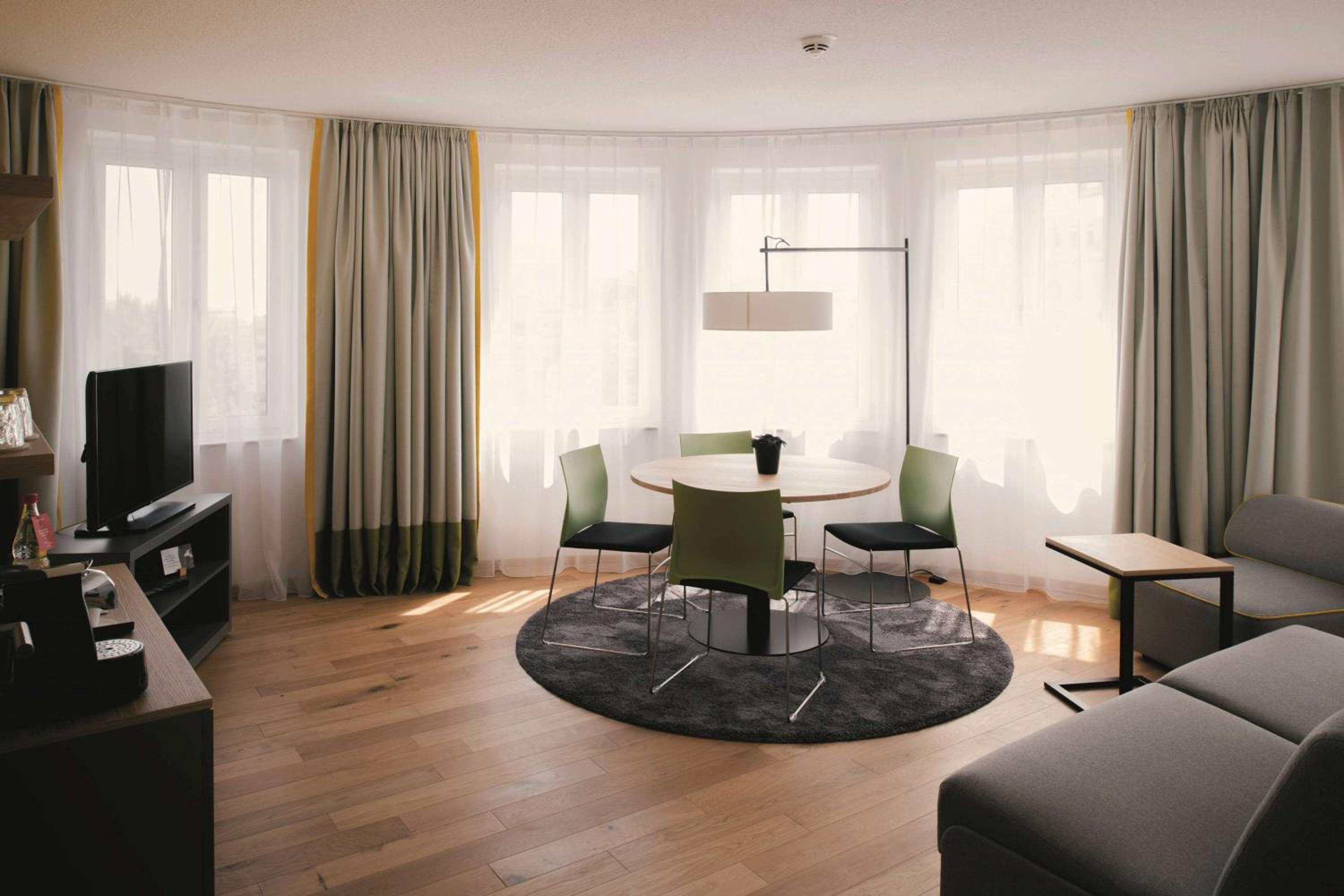Suite - Photo 1