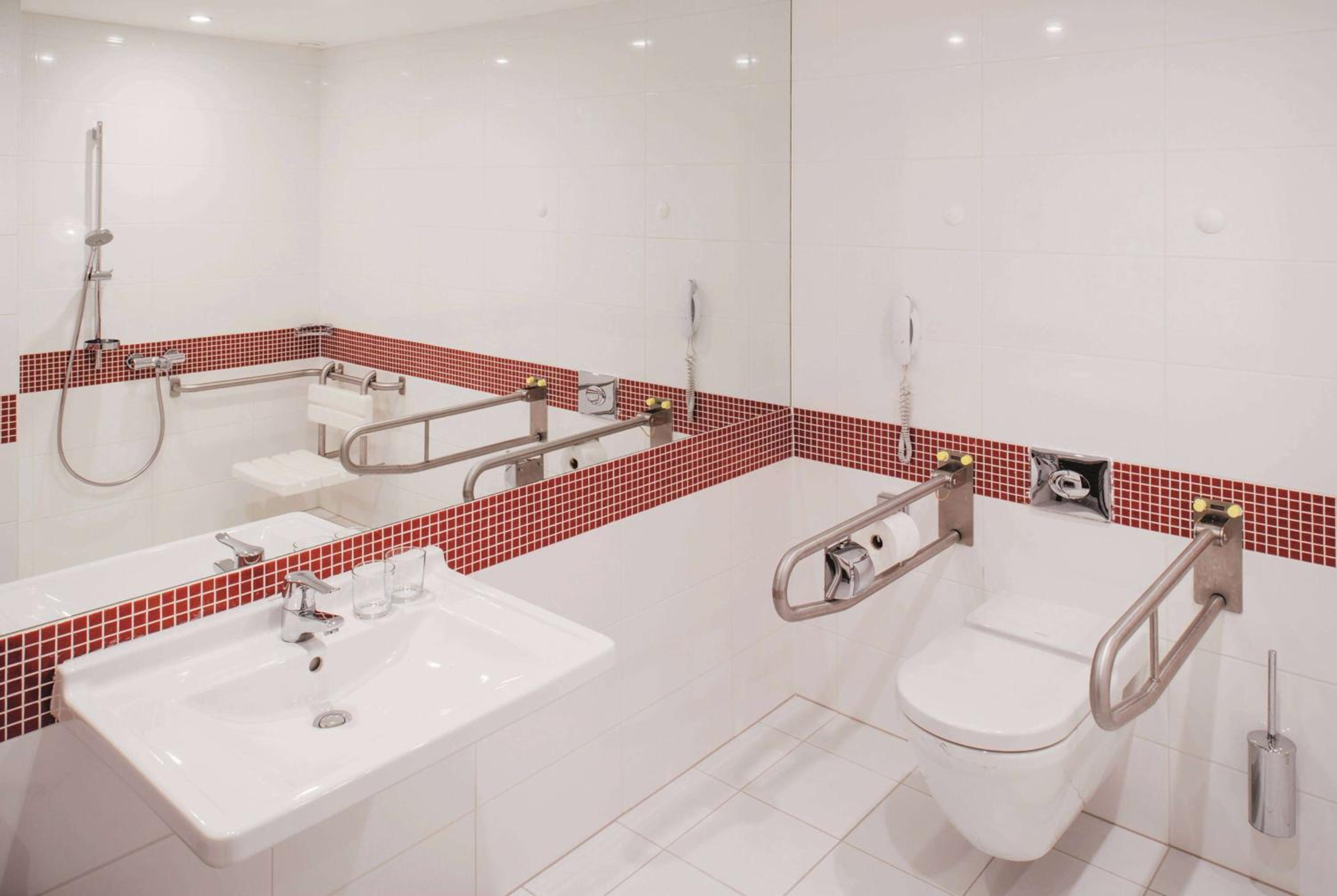 Comfort Accessible Room - Photo 4