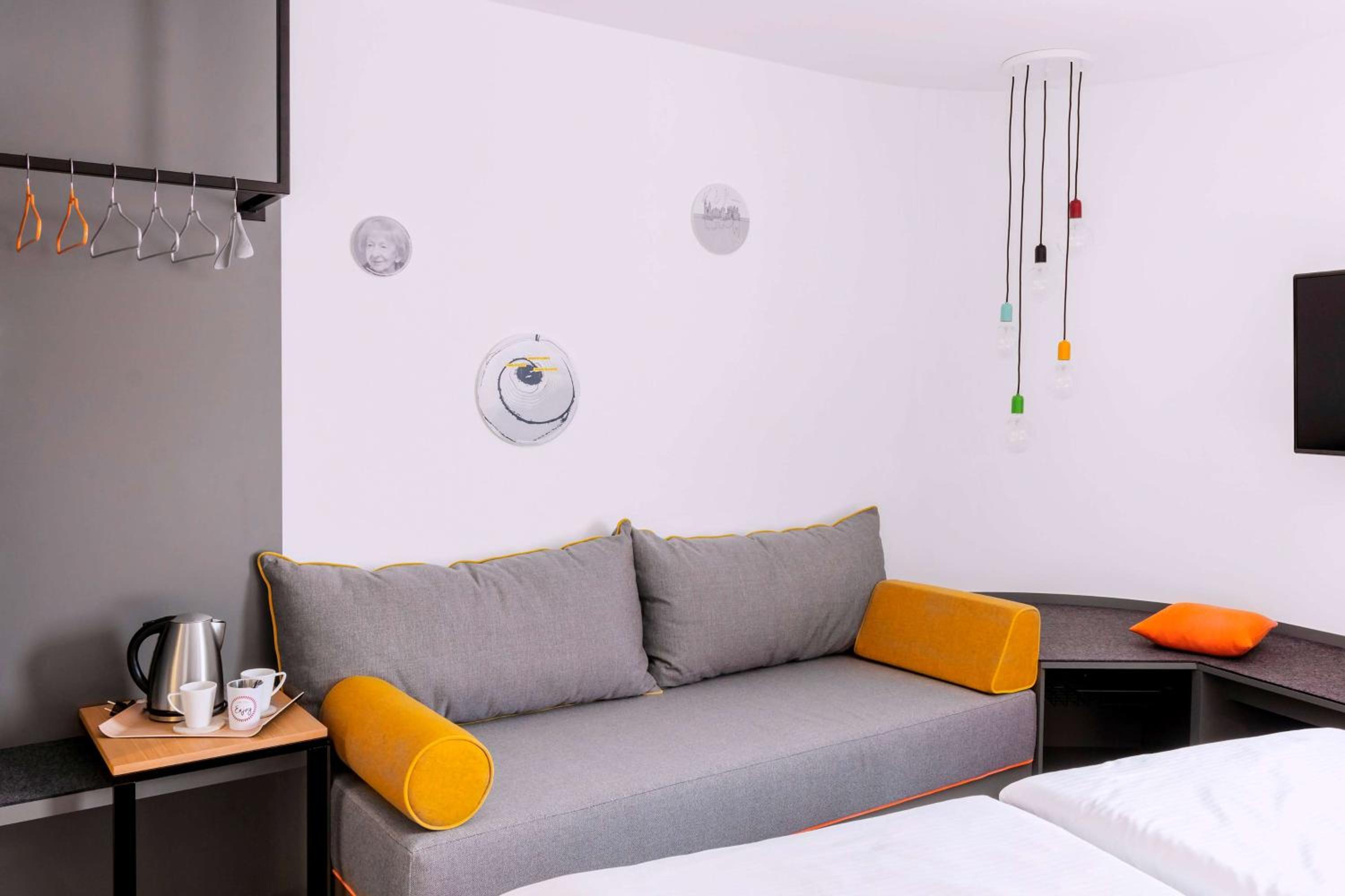 Lounge Room - Photo 3