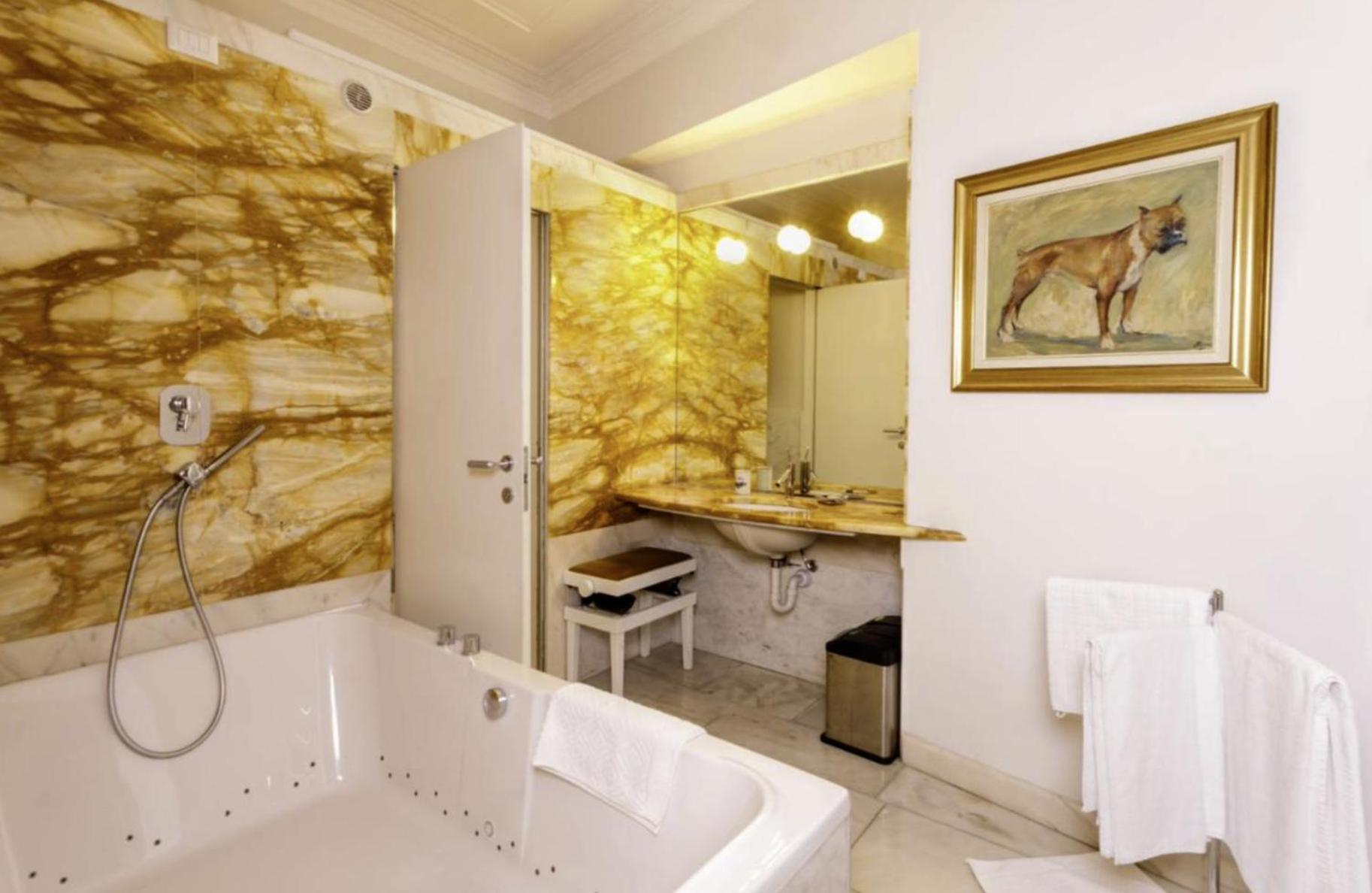Double Room with Spa Bath - Photo 3