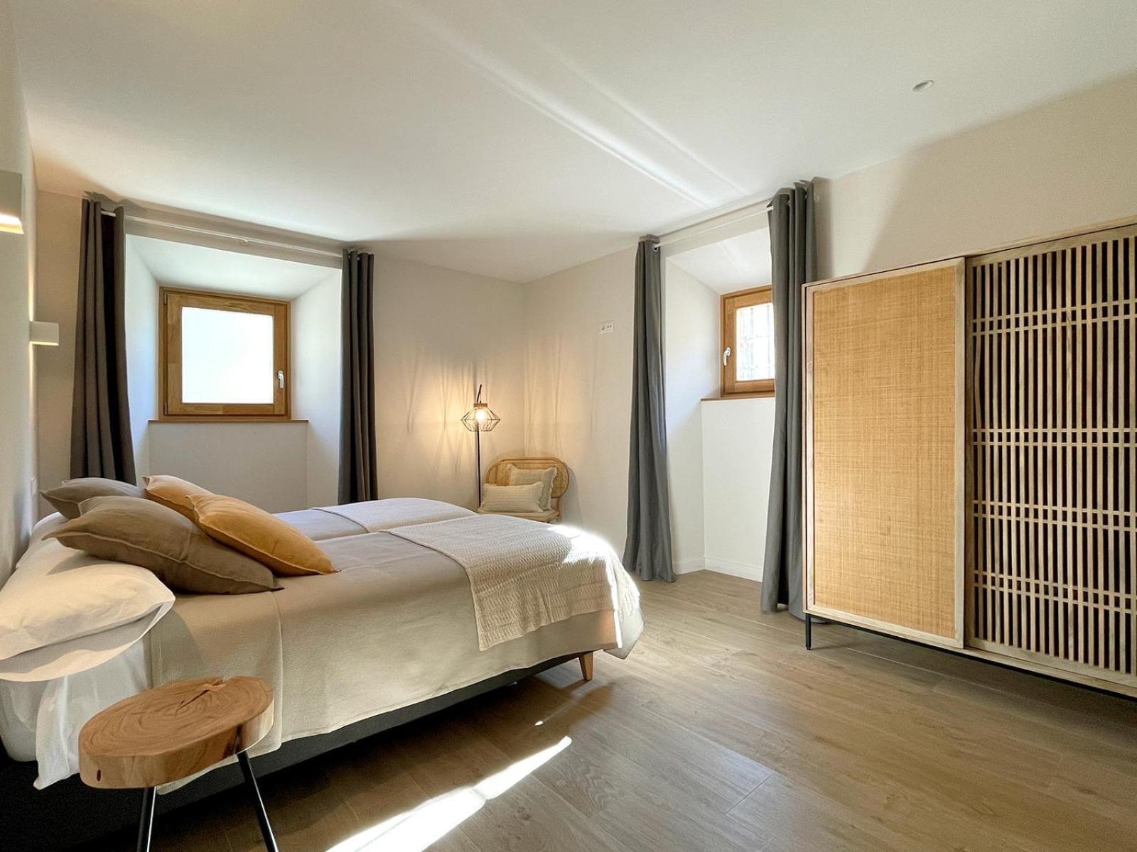 Eight-Bedroom House photo 3