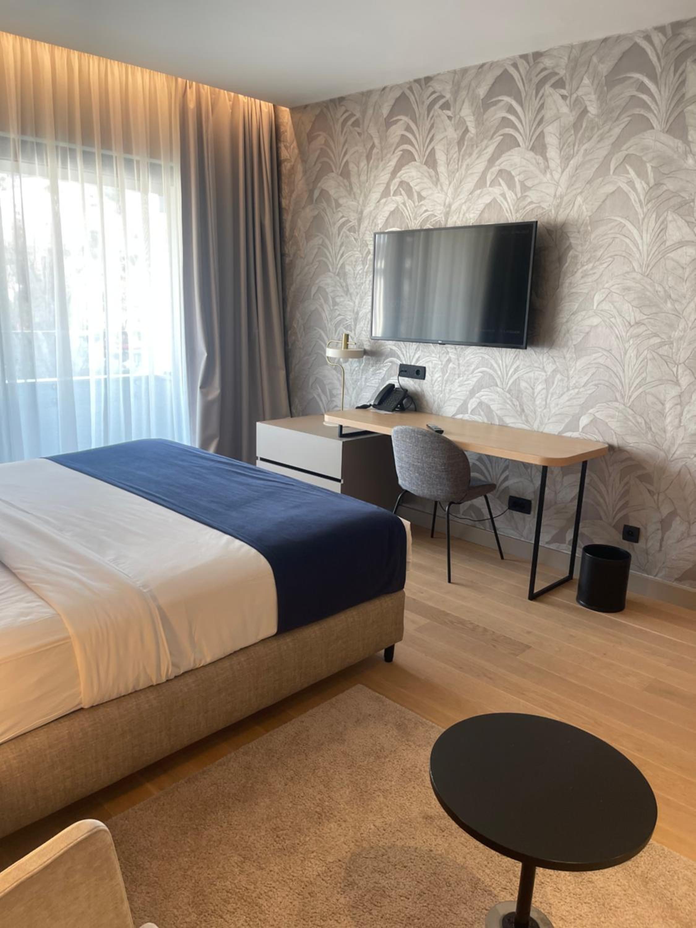 Deluxe Double Room with Balcony thumbnail 5