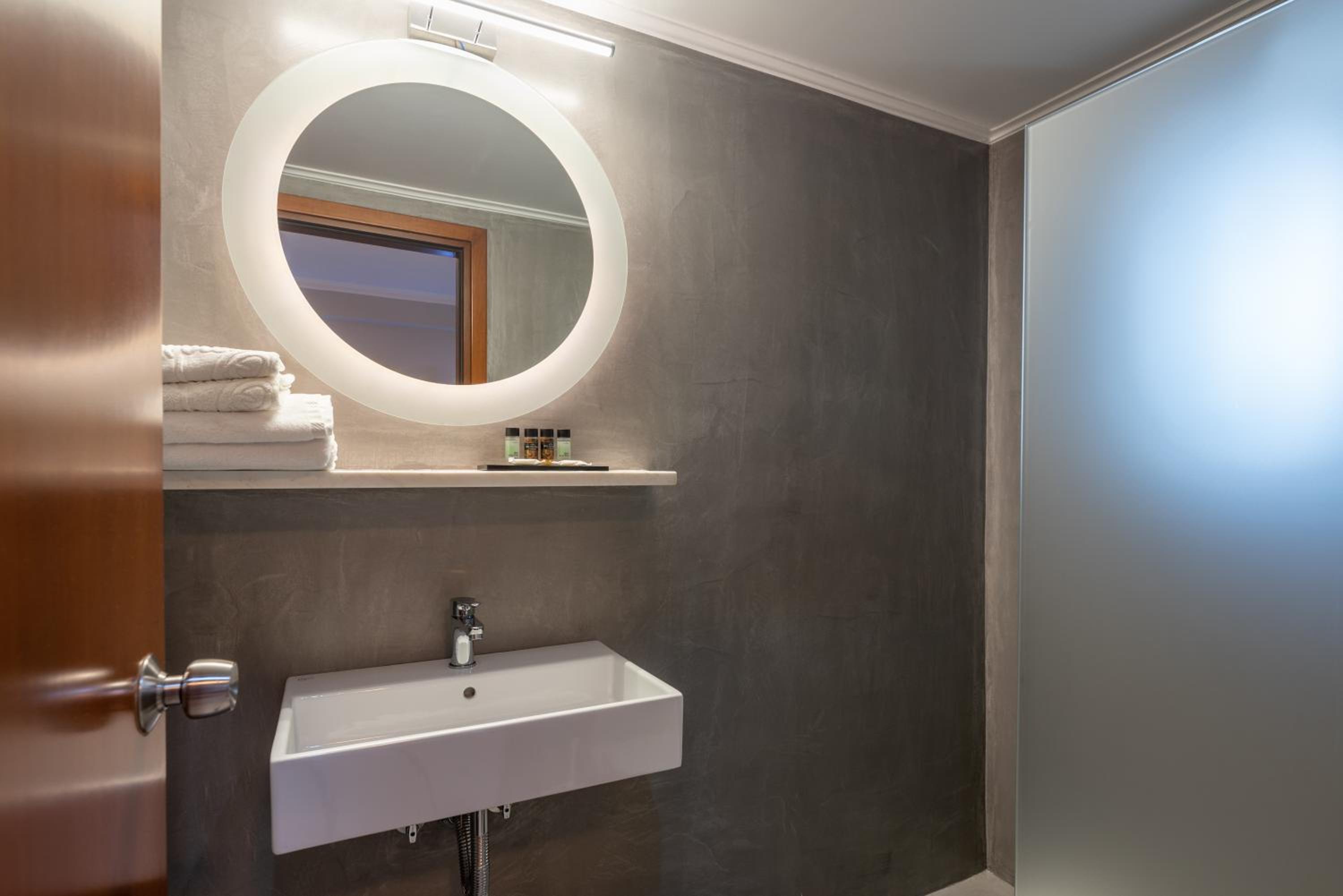 Single Room with Street View photo 3