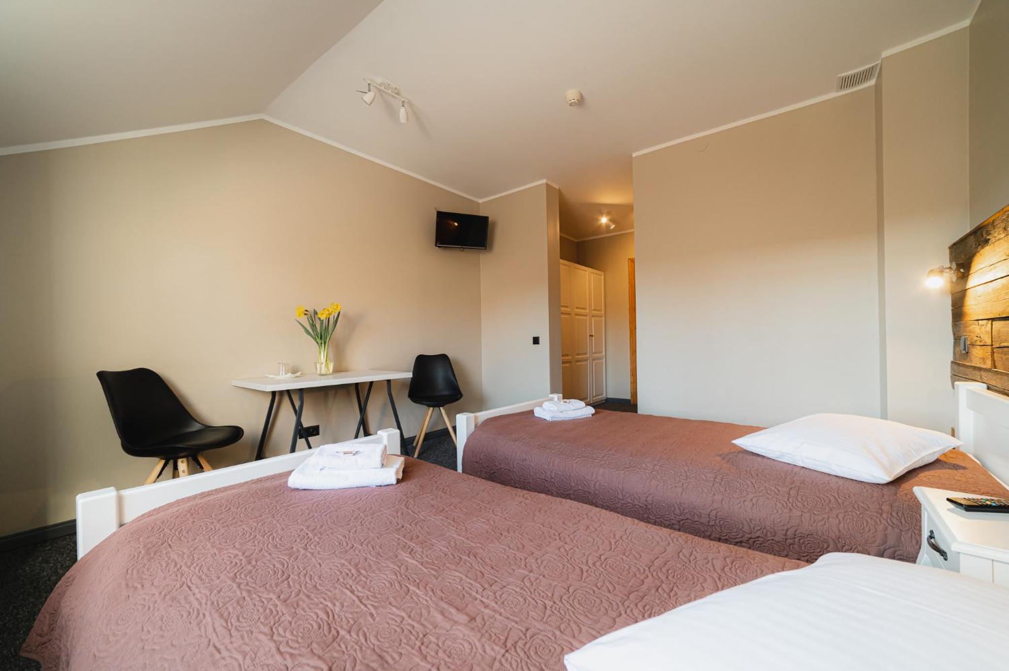 Standard Twin Room - Photo 4