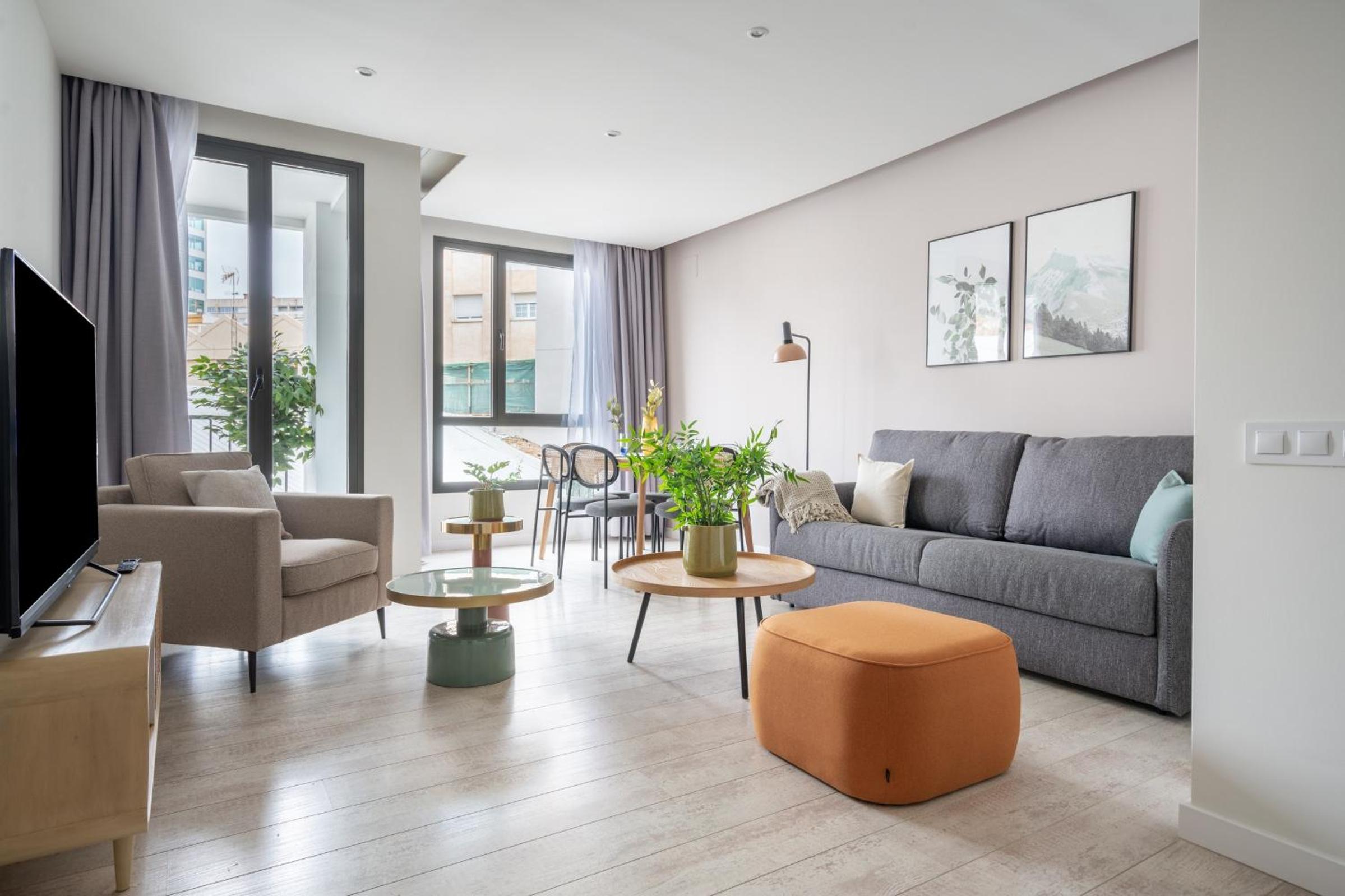 Apartamento de dos habitaciones con balcón.