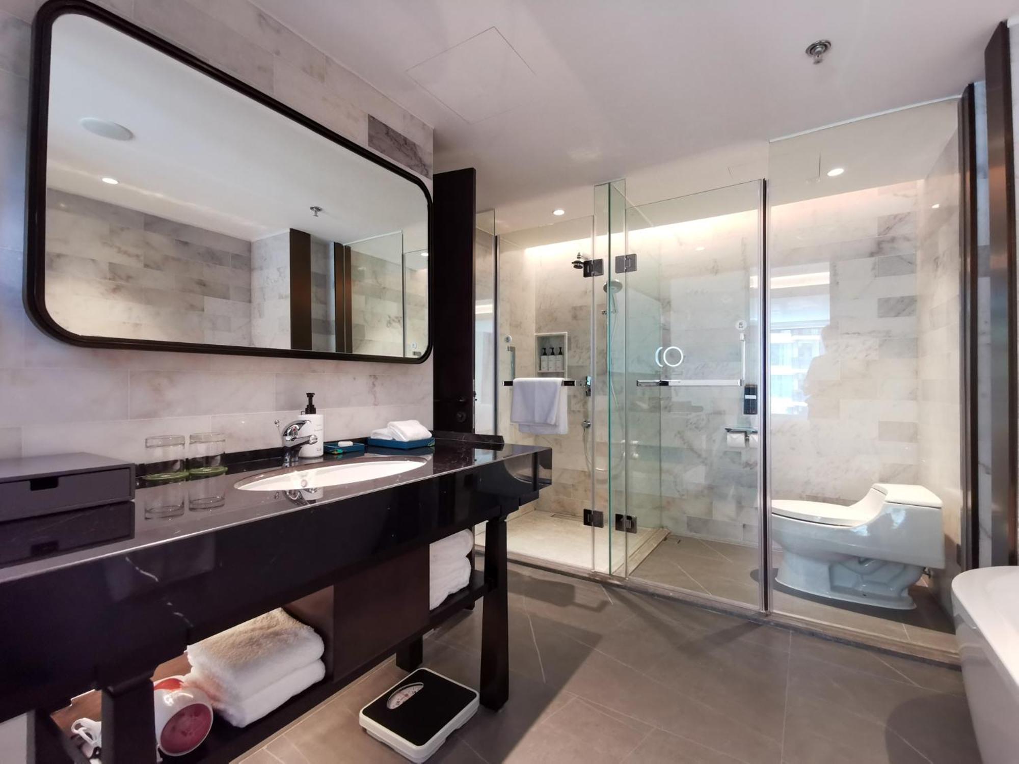 1 King Premium Club Lounge Access Balcony - Photo 6