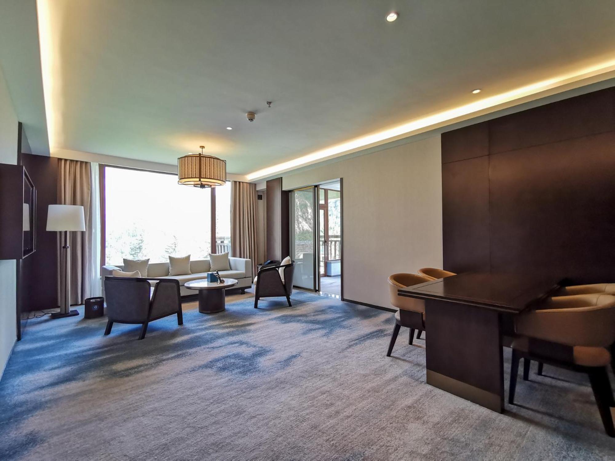 Suite - Photo 1