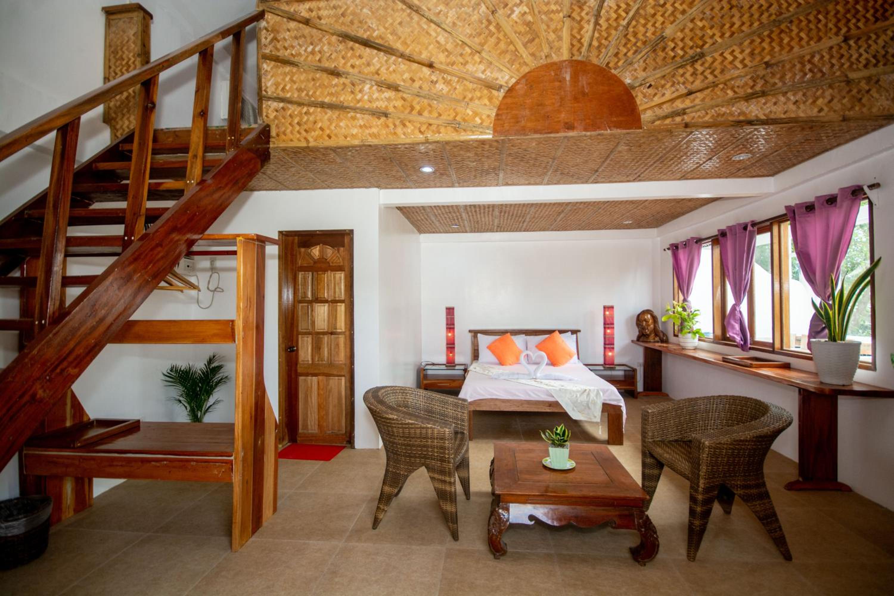 Deluxe Family Room - Photo 2