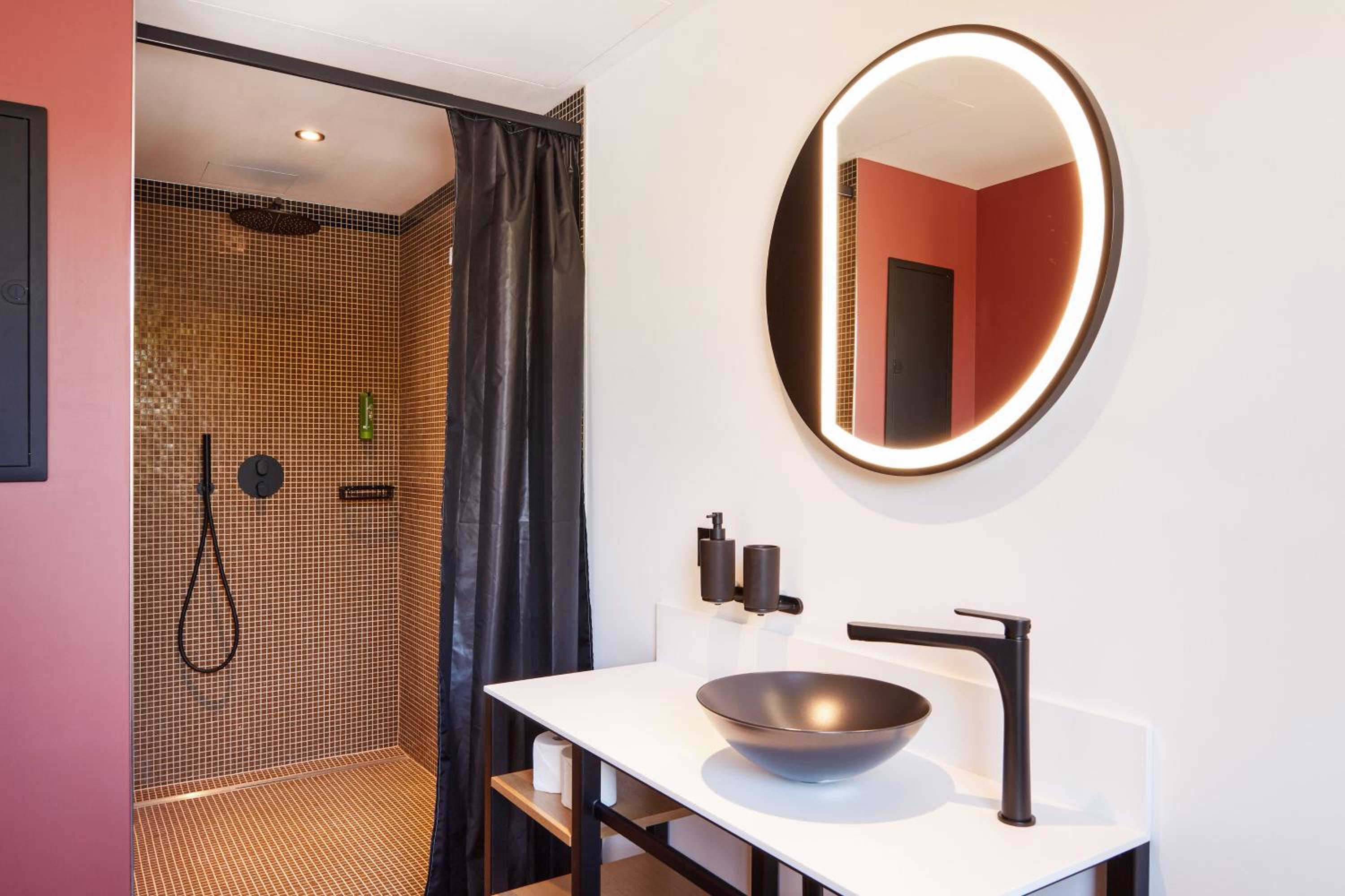Standard Queen Room - Photo 5