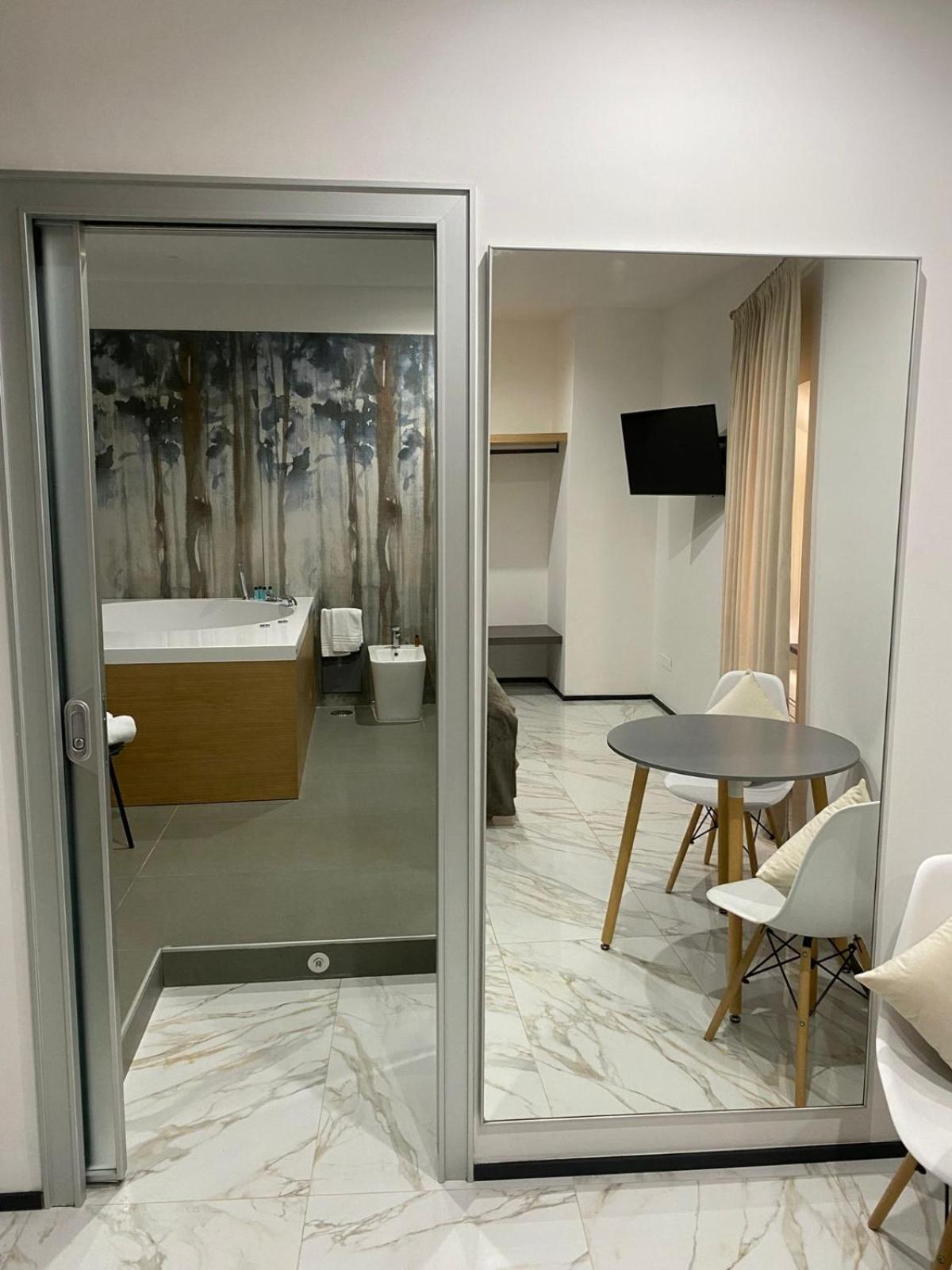 Deluxe Suite with Spa Bath photo 2