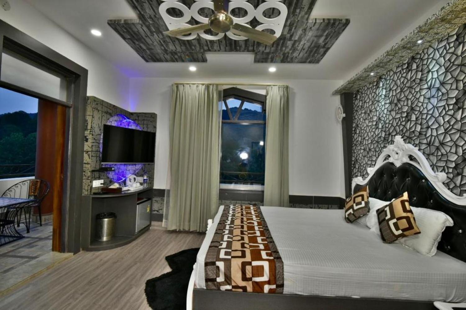 Superior King Room photo 2