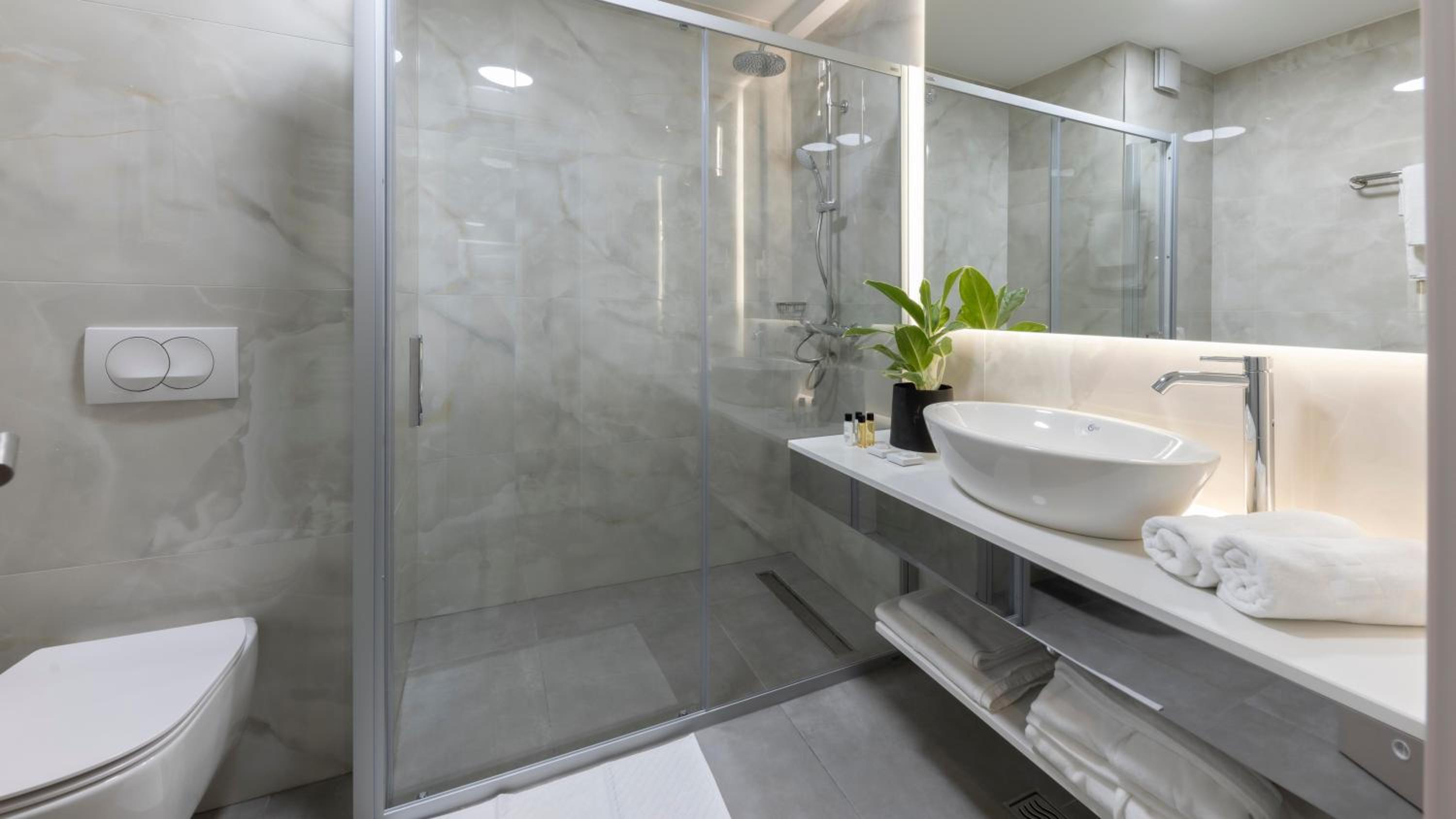 Deluxe Double Room with Extra Bed - Photo 6
