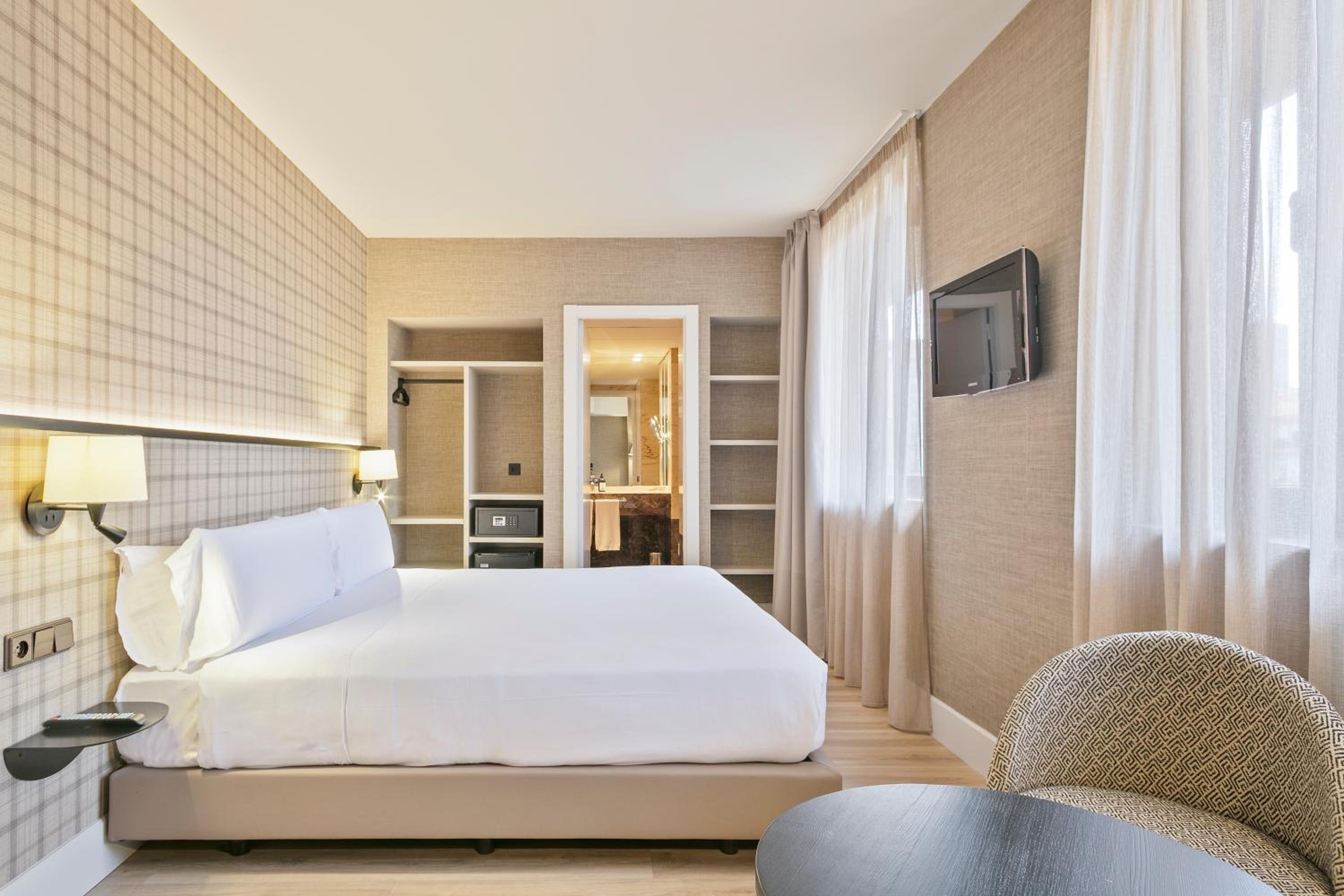 Deluxe King Room photo 2