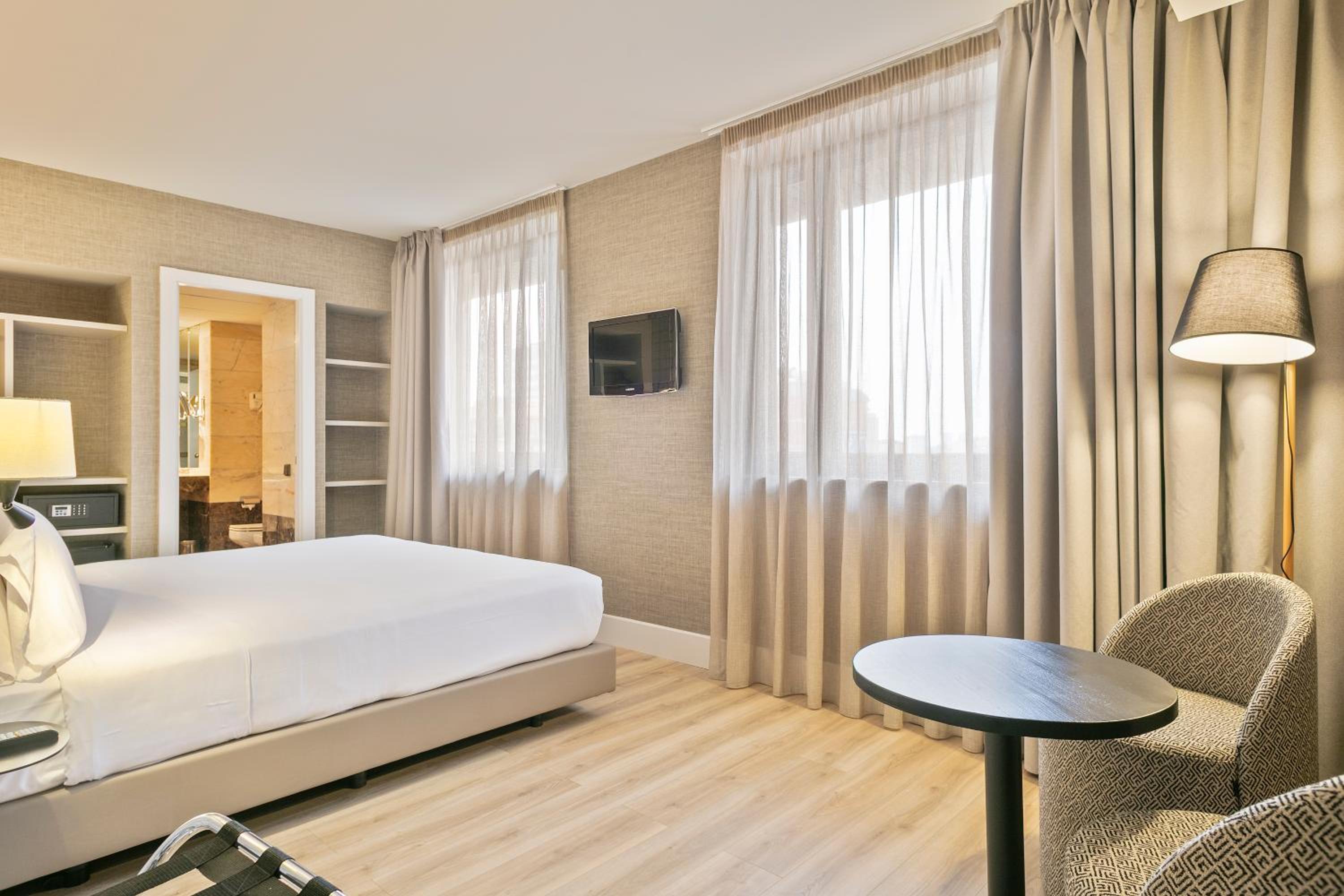 Deluxe King Room photo 3