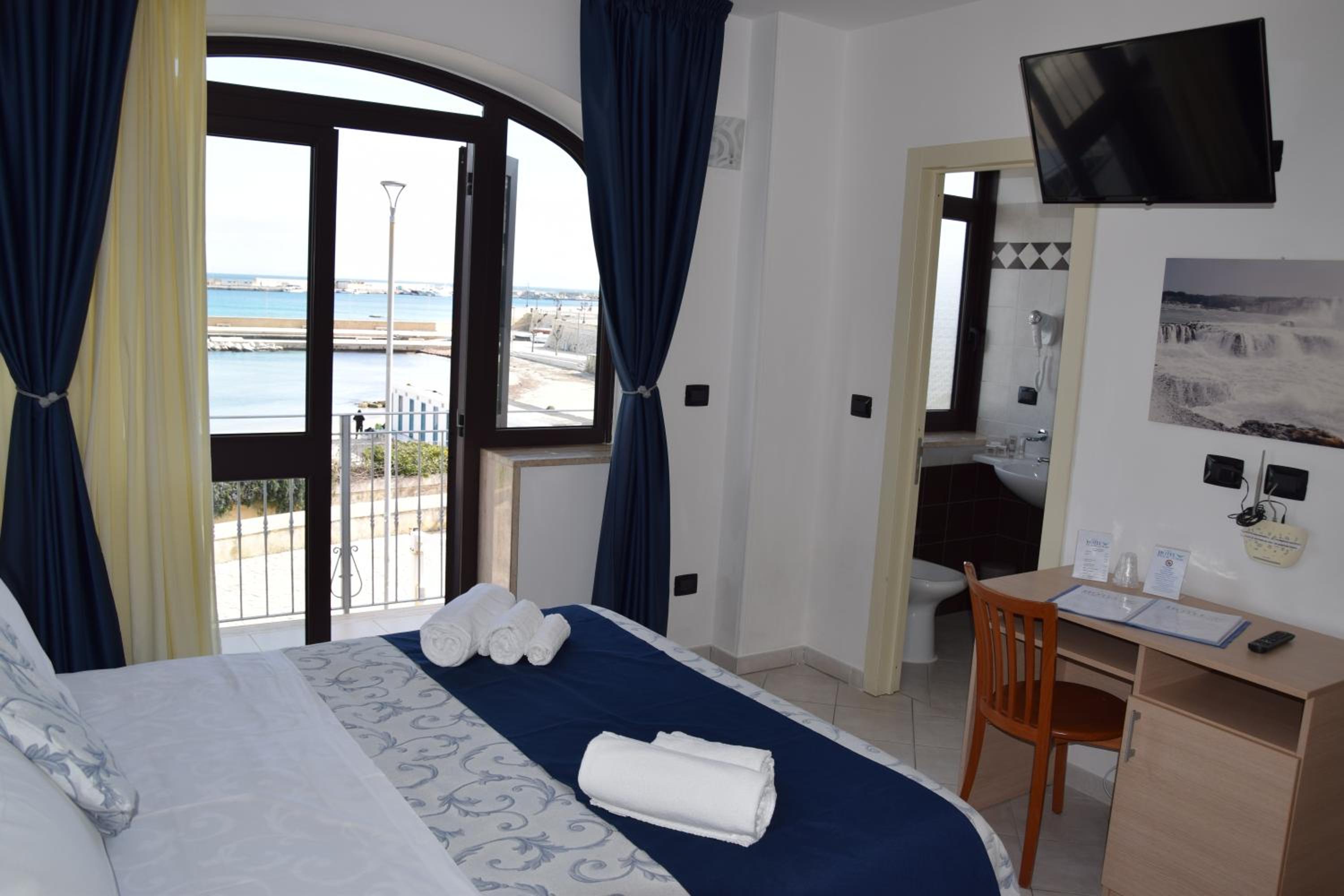 Deluxe Double Room with Balcony and Sea View photo 1