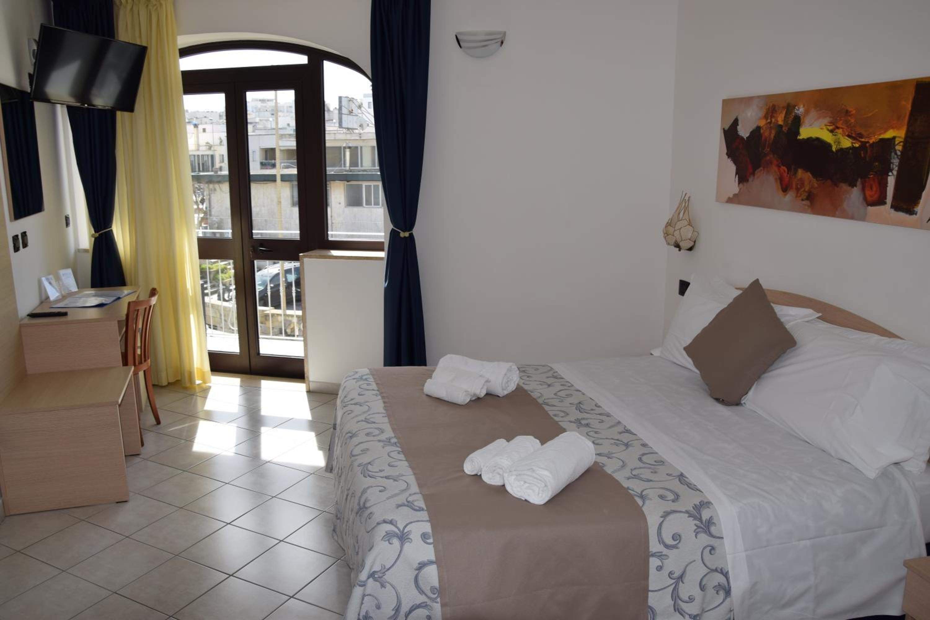 Triple Room with Balcony and City View photo 3