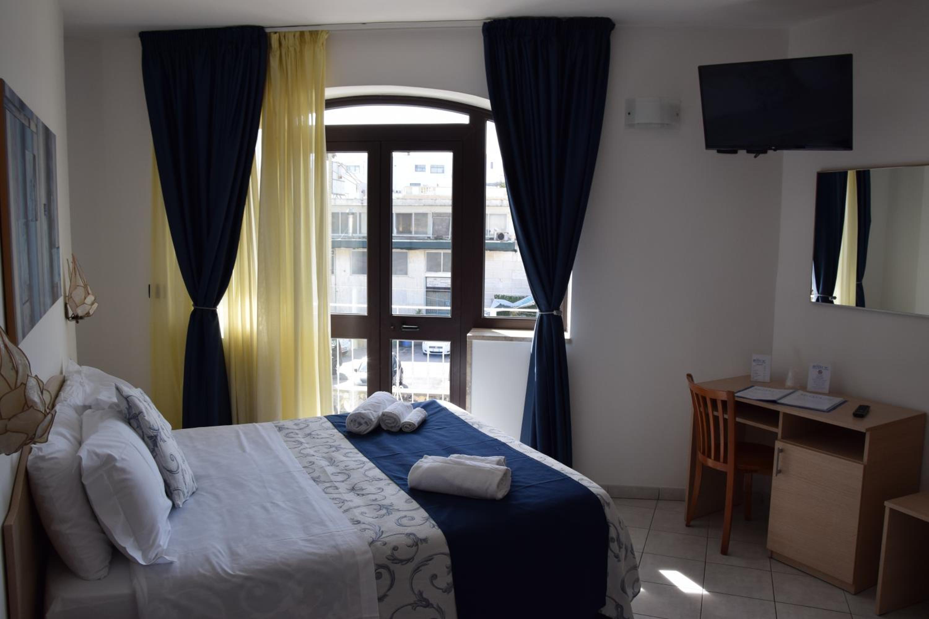 Triple Room with Balcony and City View photo 1