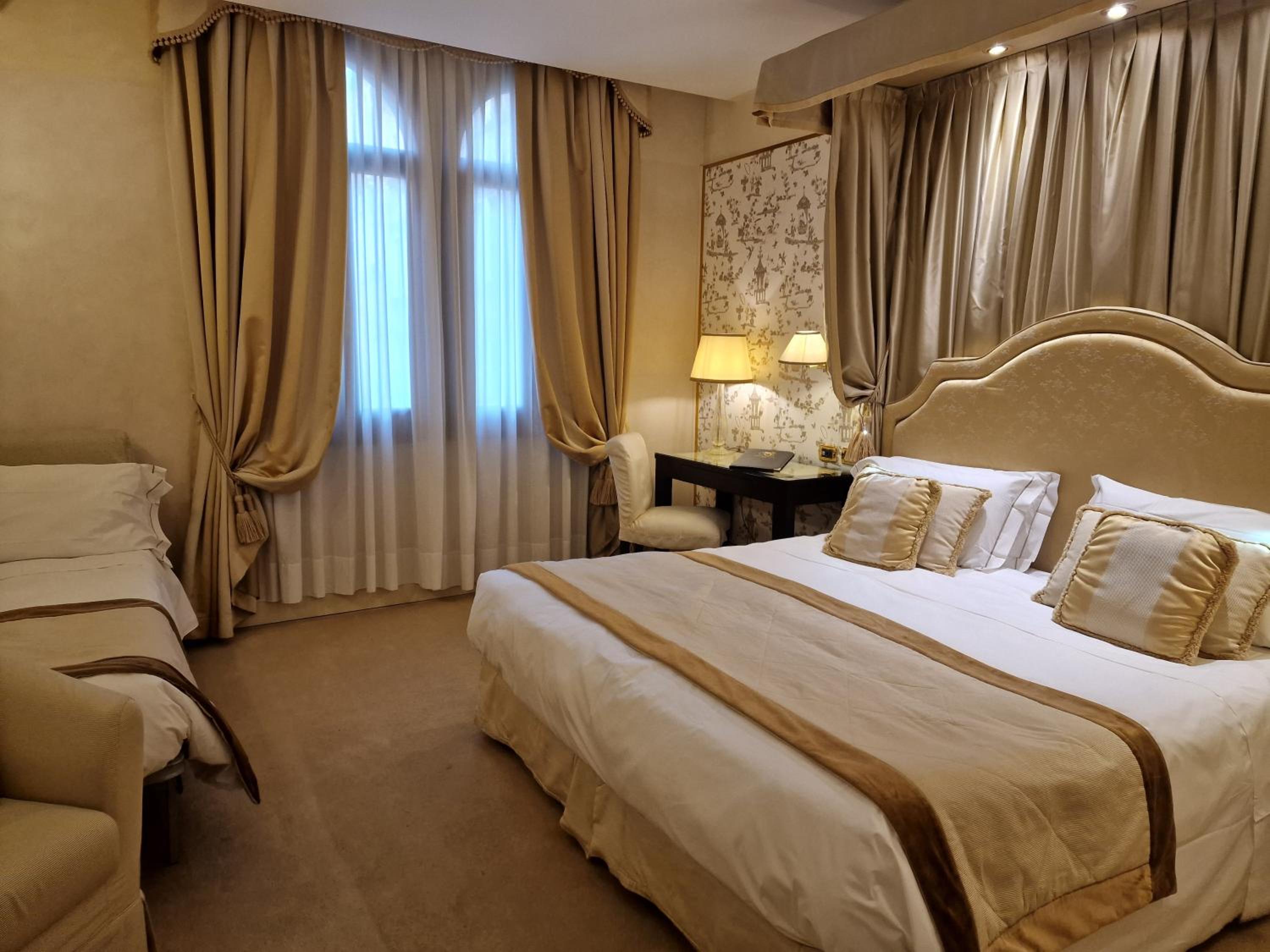 Deluxe Triple Room thumbnail 5