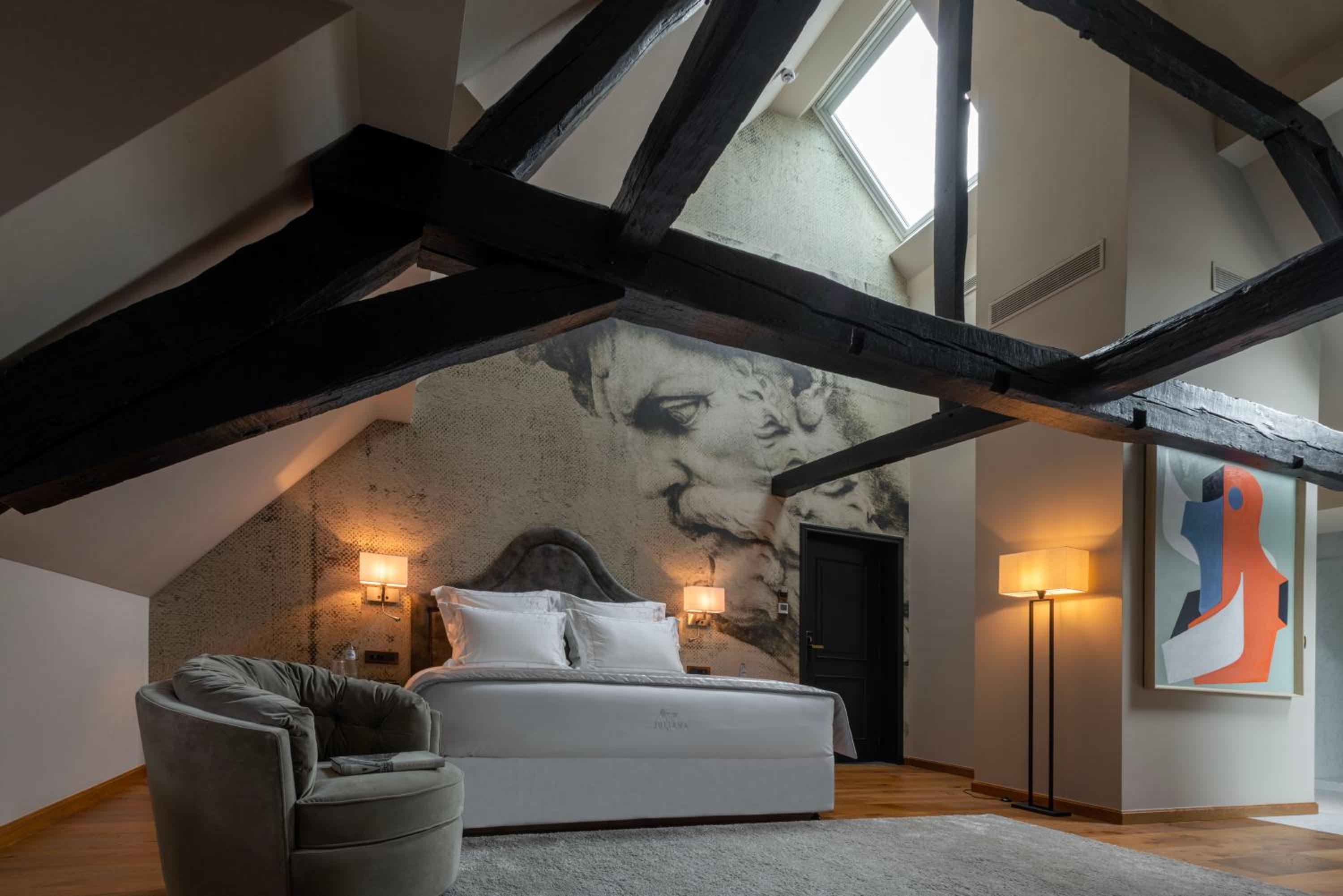 Signature Suite - Photo 5
