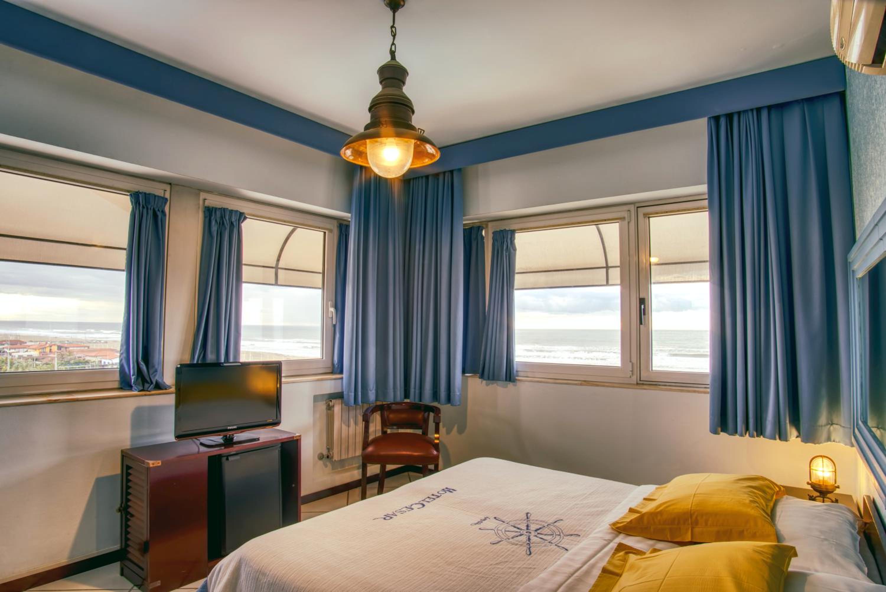 Classic Double or Twin Room with Sea View - Photo 5