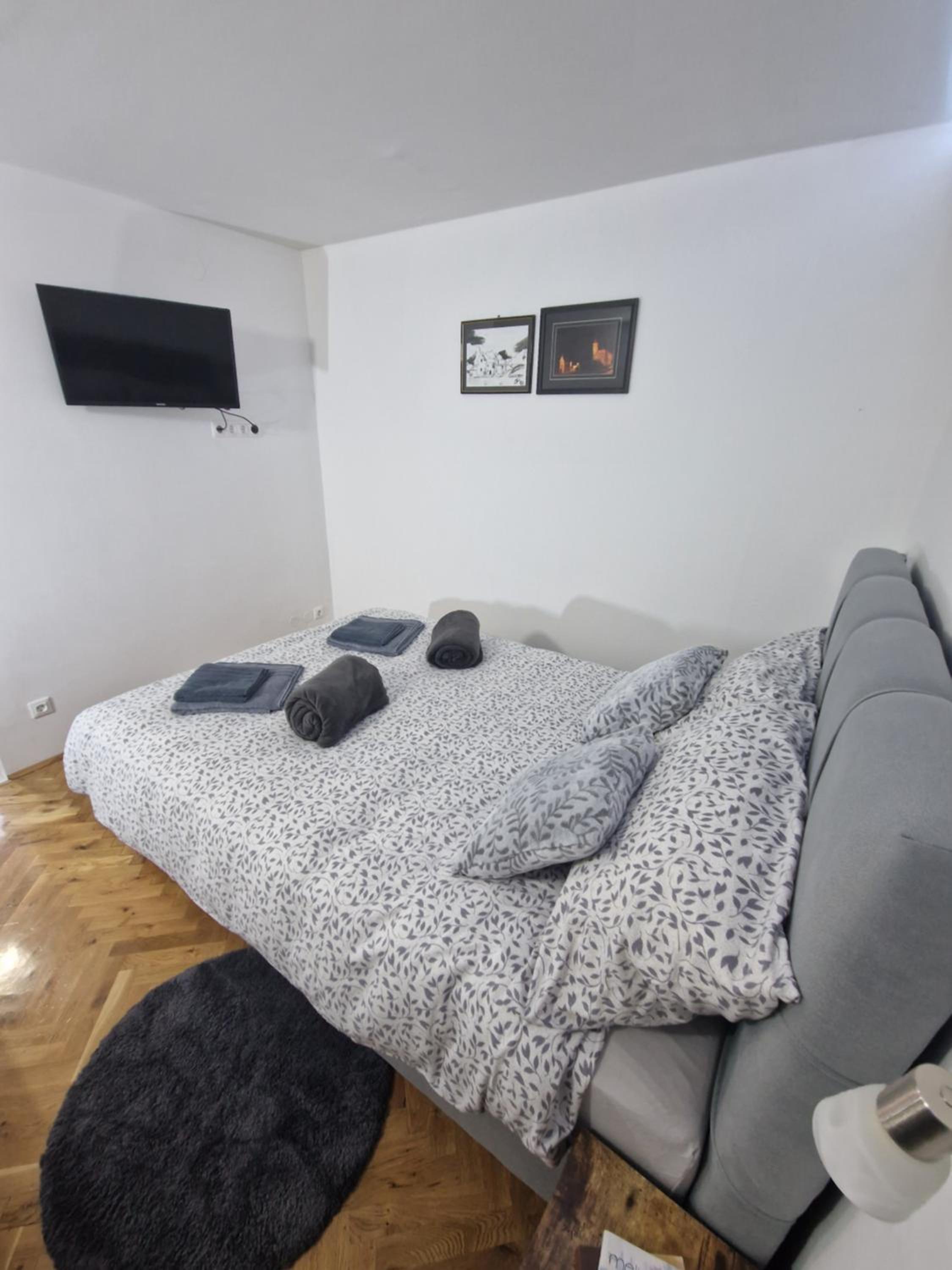 One-Bedroom Apartment photo 1