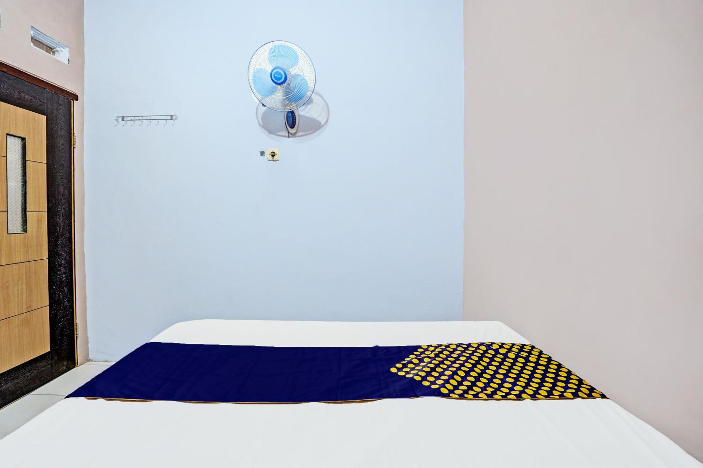 Budget Double Room - Photo 15