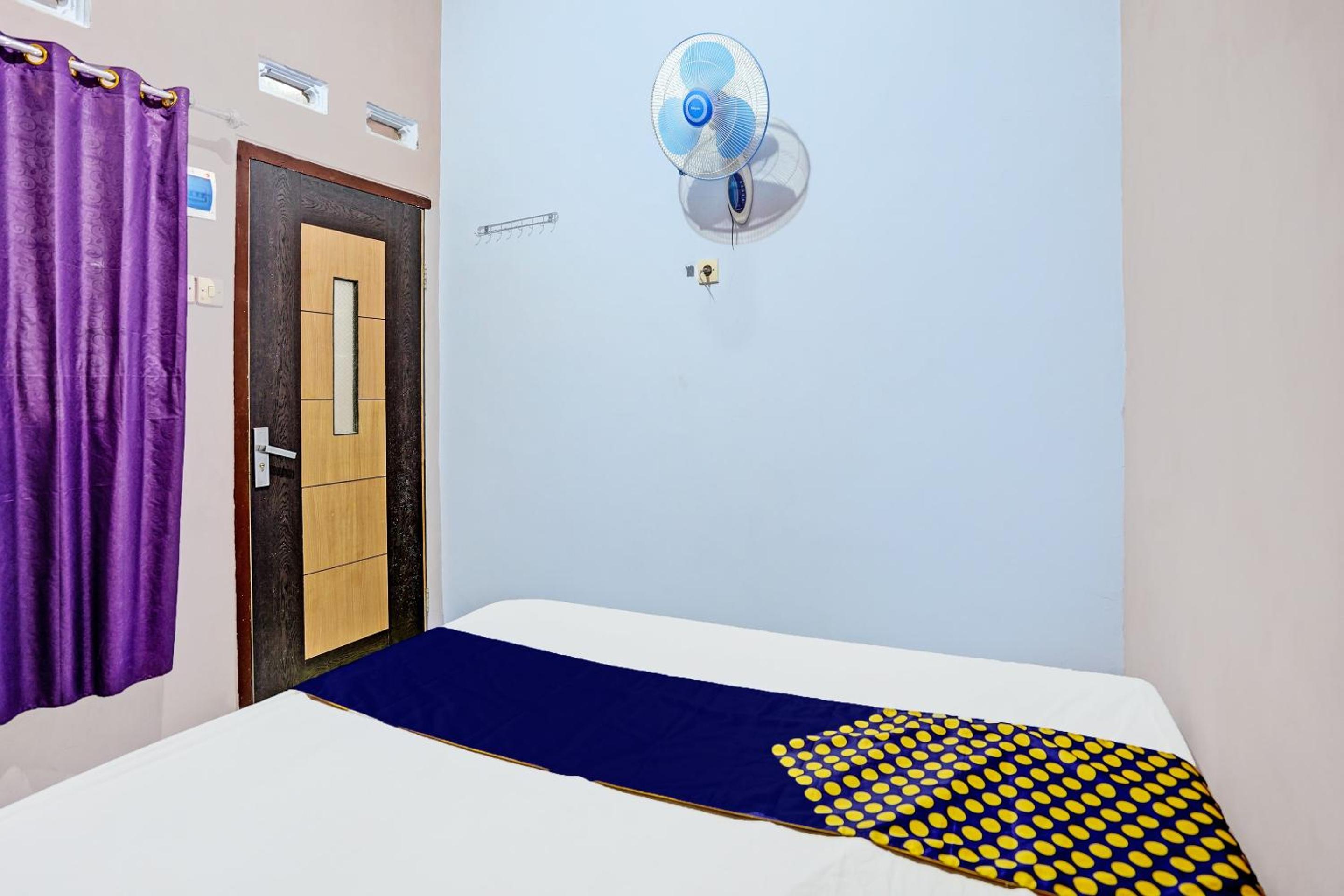 Budget Double Room - Photo 12