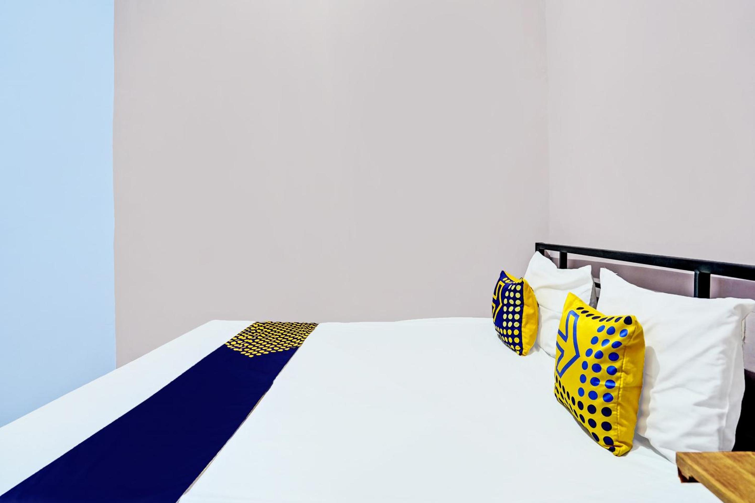 Budget Double Room - Photo 11