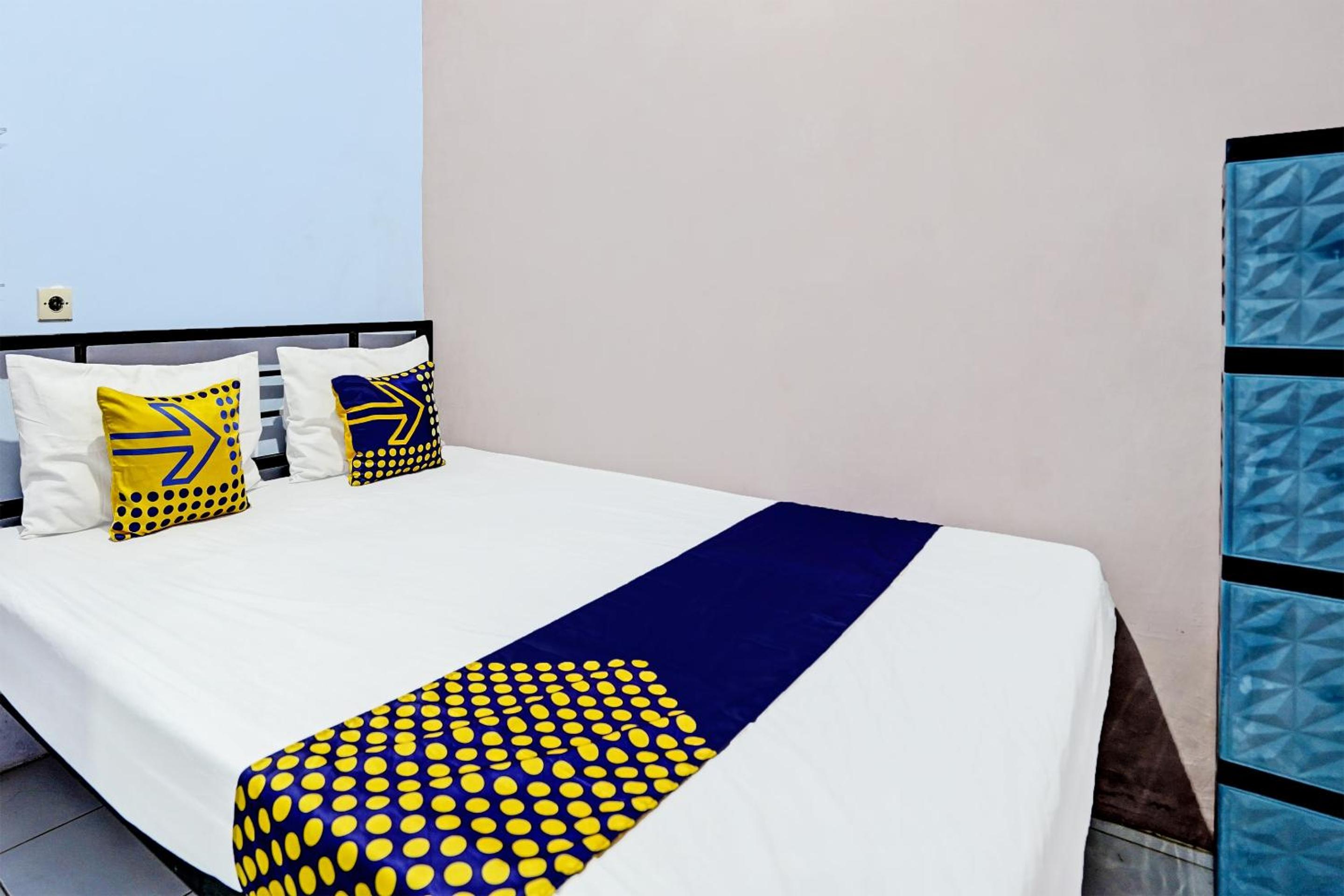Budget Double Room - Photo 10