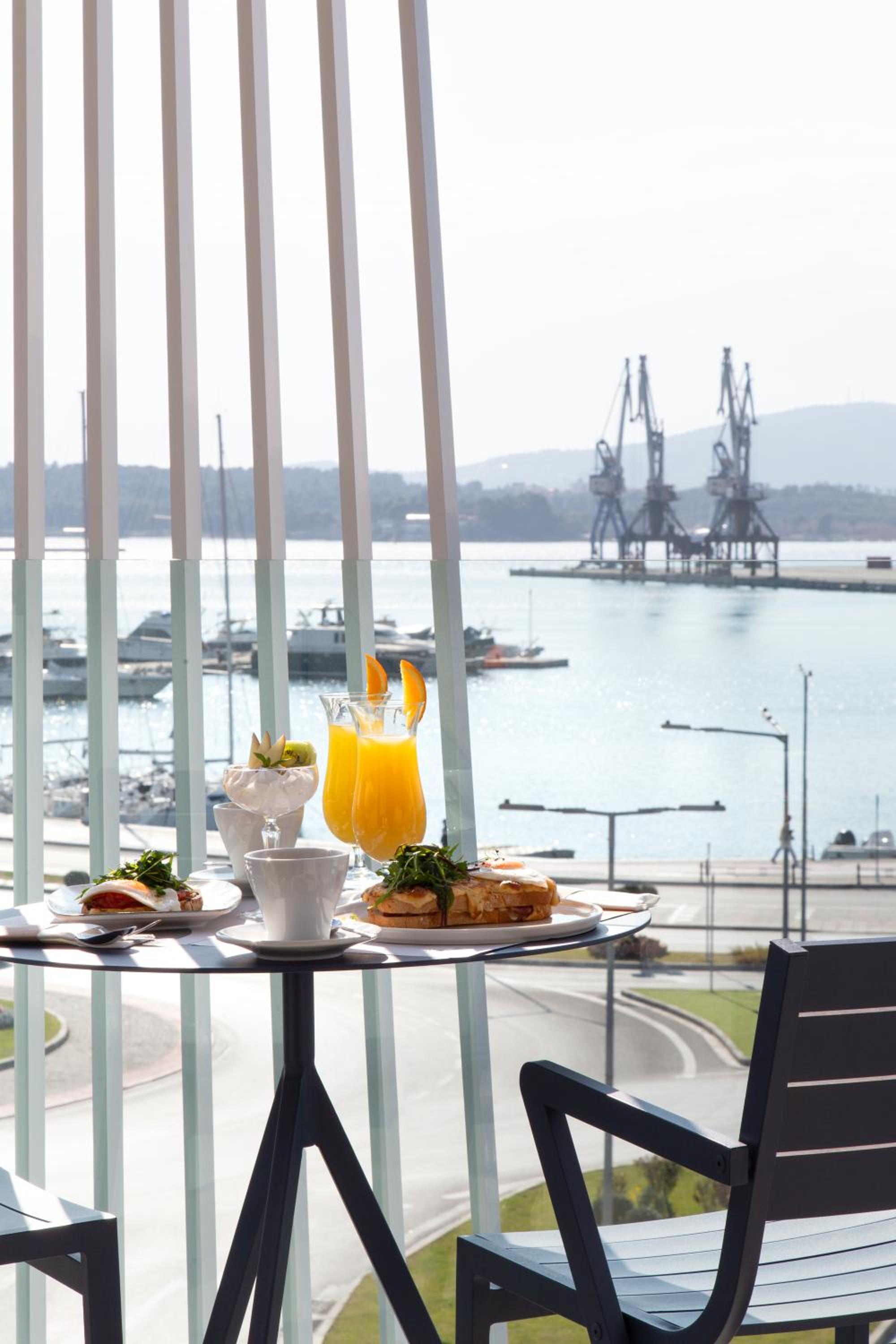 Deluxe Suite with Sea View - Photo 16