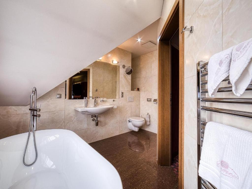 Twin Room with Bath photo 3