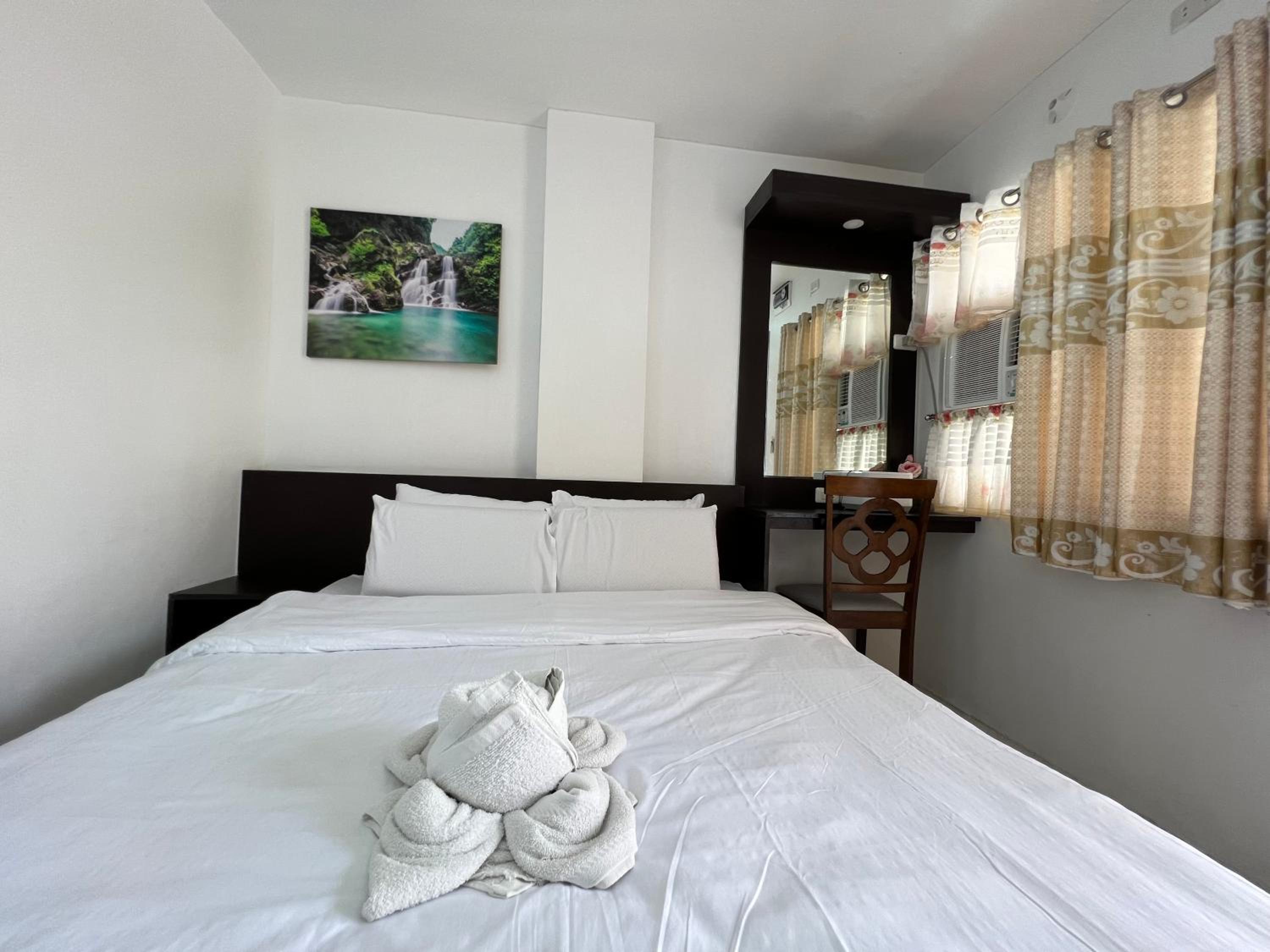 Queen Suite with Pool View photo 2