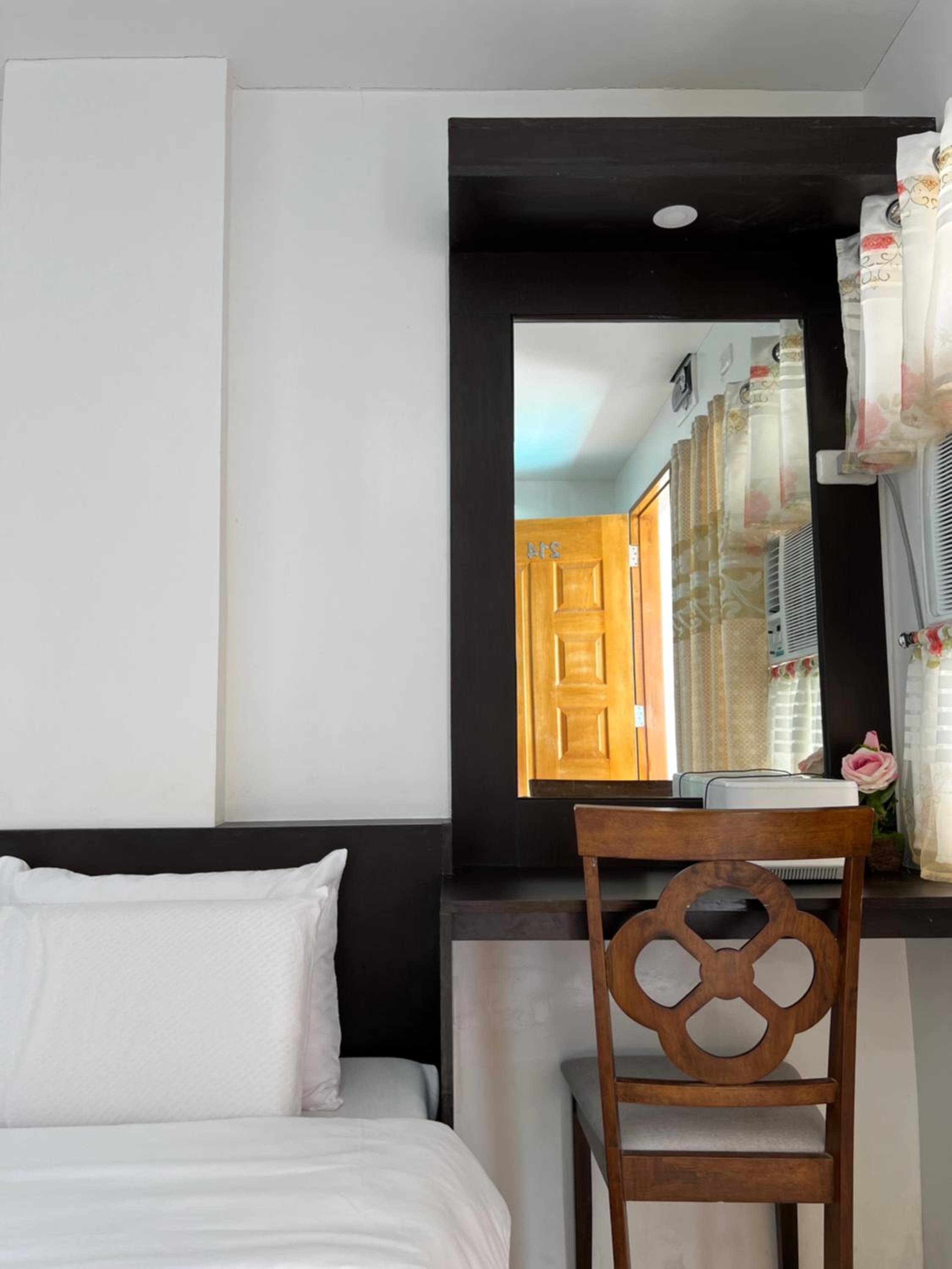Queen Suite with Pool View