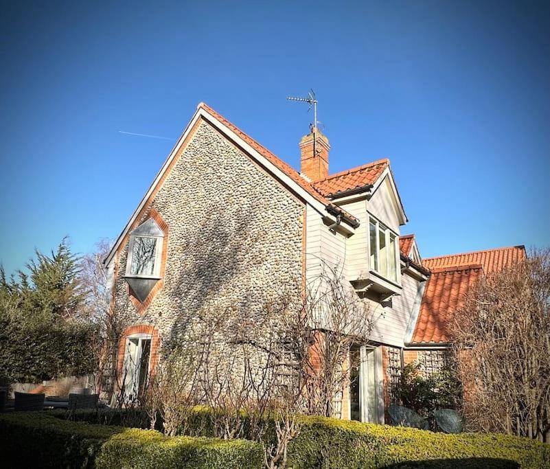 Three-Bedroom House photo 3