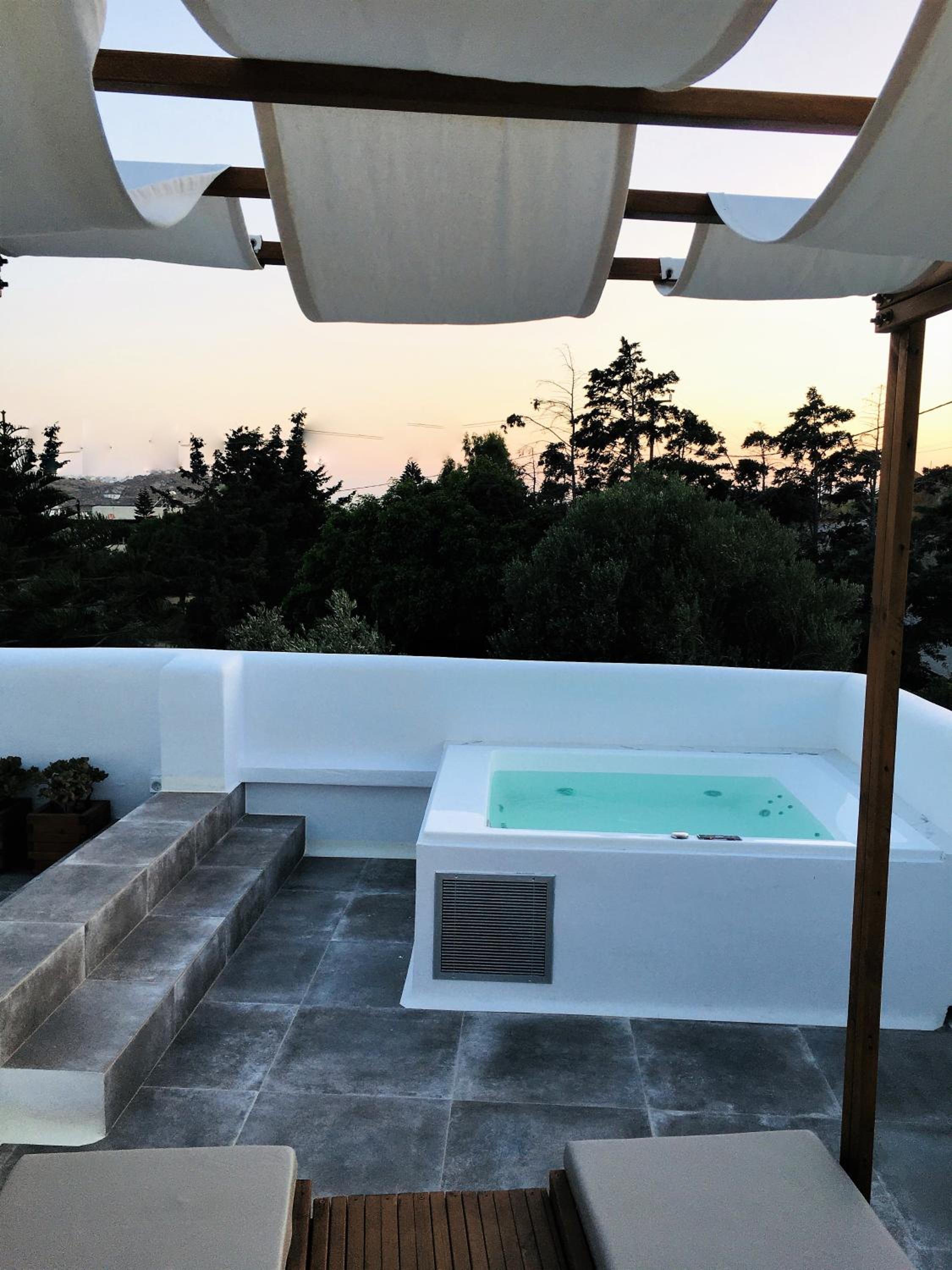 King Suite with Balcony - Photo 4