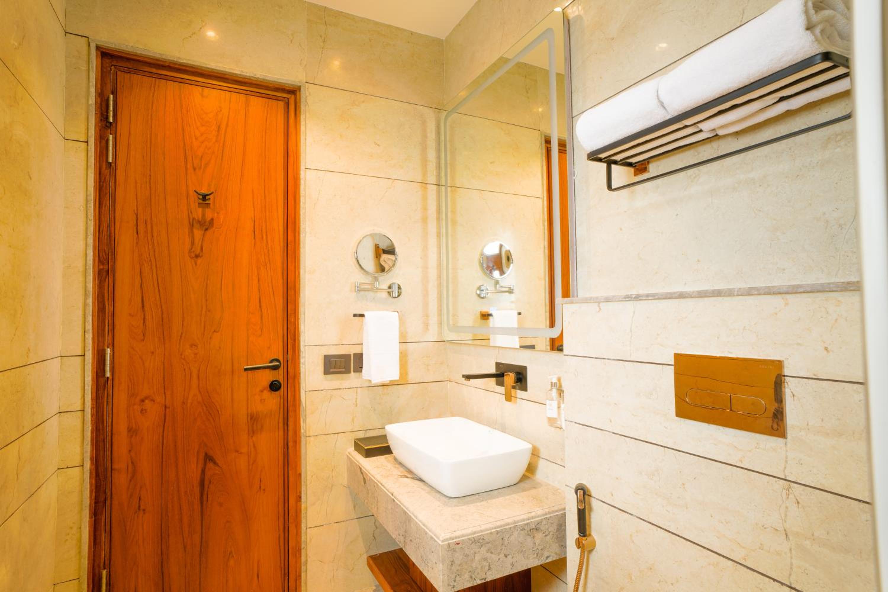 Premium Room with Balcony - Photo 5