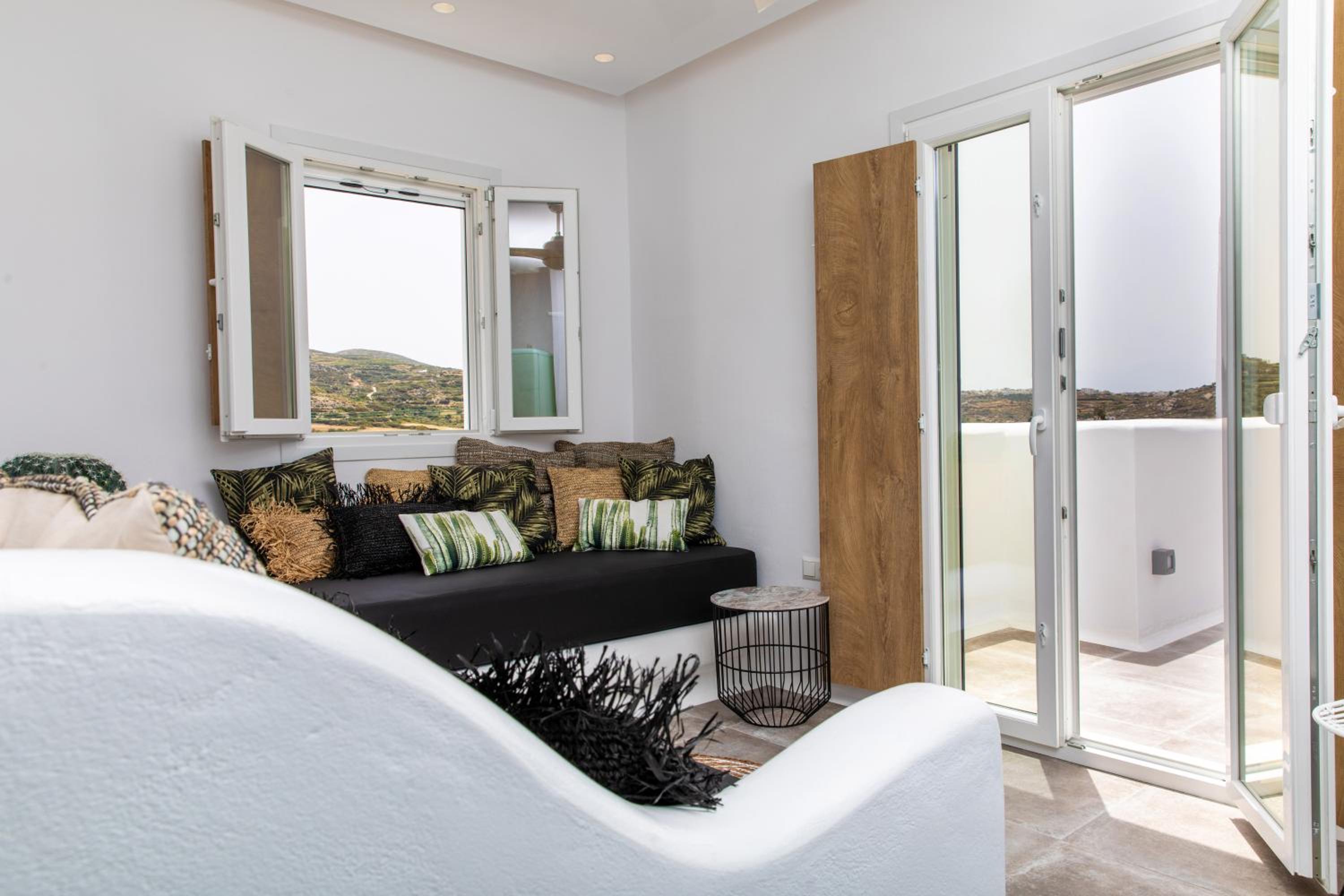 King Suite with Balcony - Photo 8