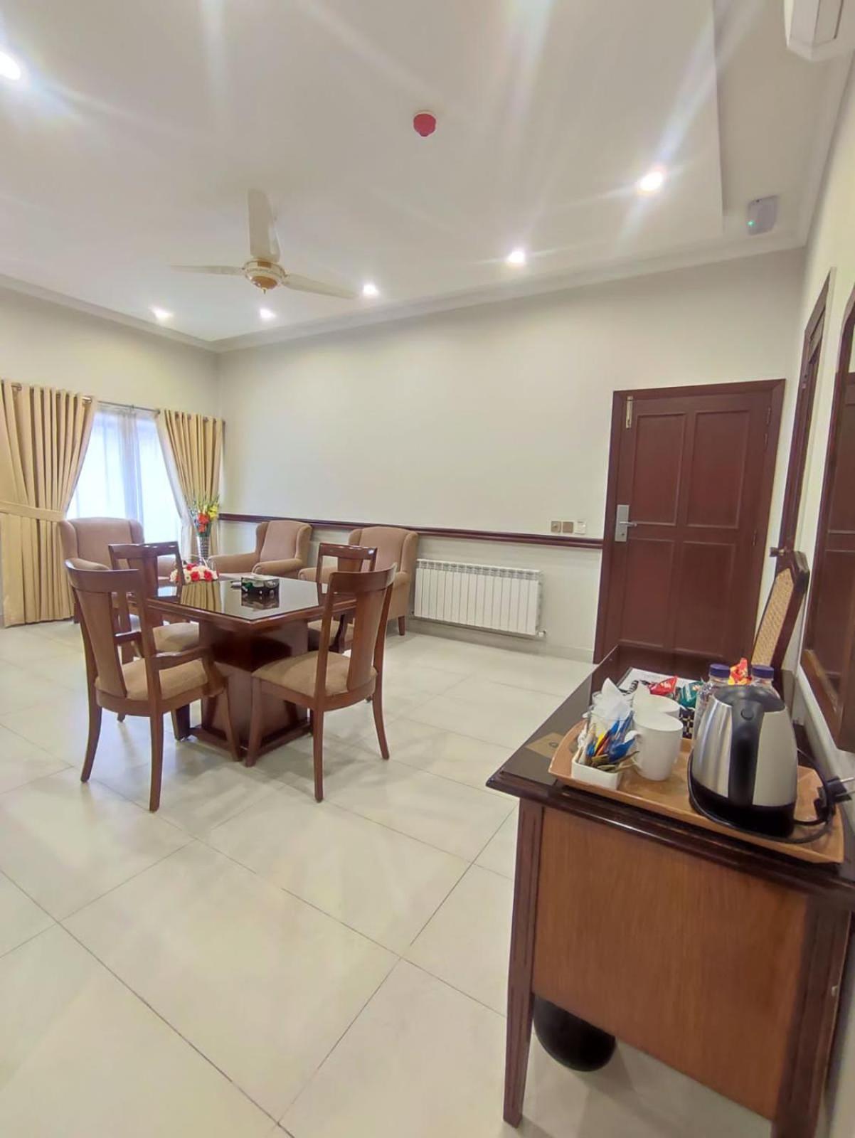Executive Suite - Photo 1