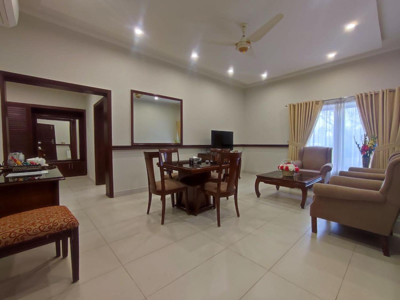 Executive Suite - Photo 2