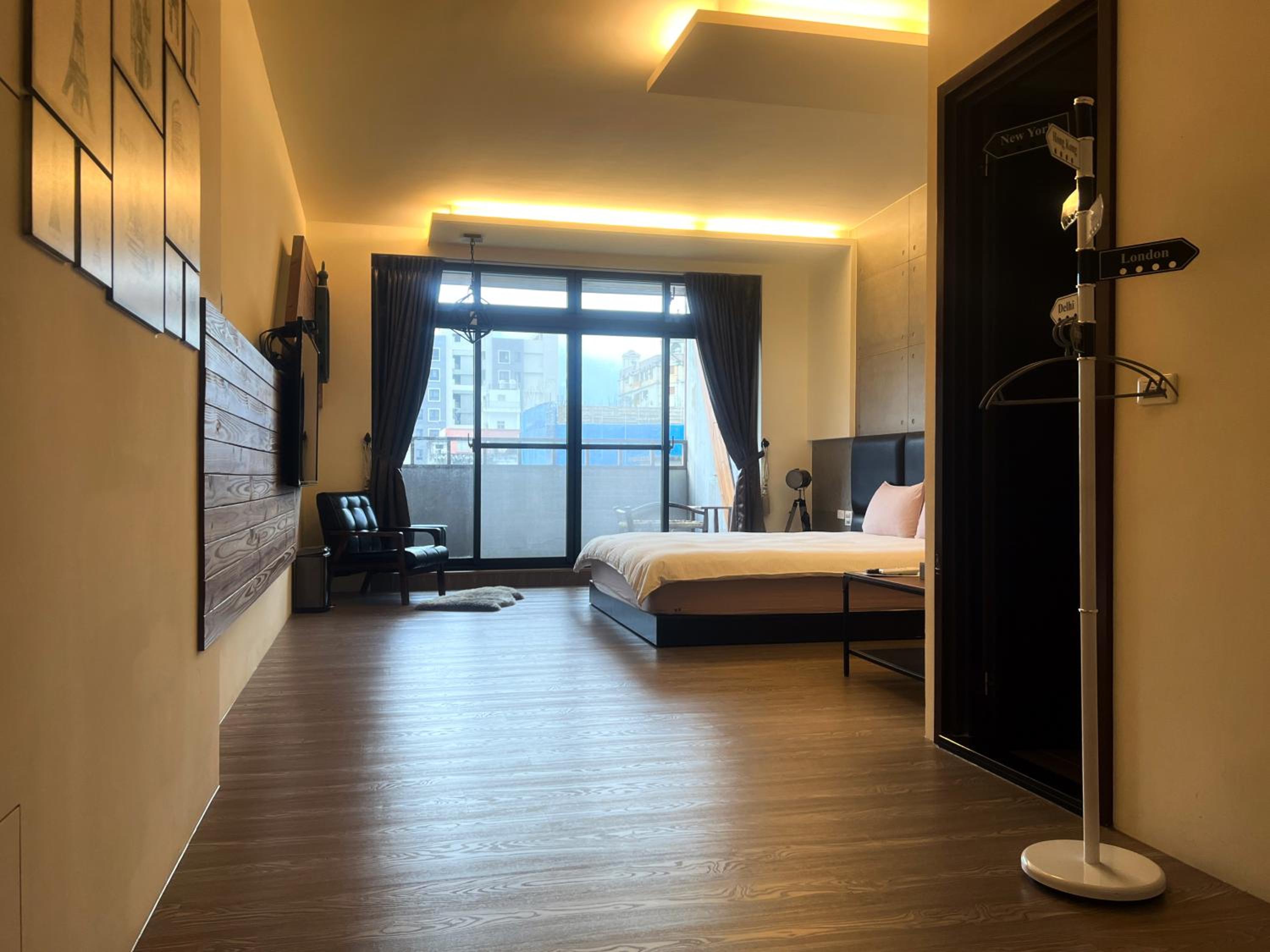 Queen Room with Balcony photo 2
