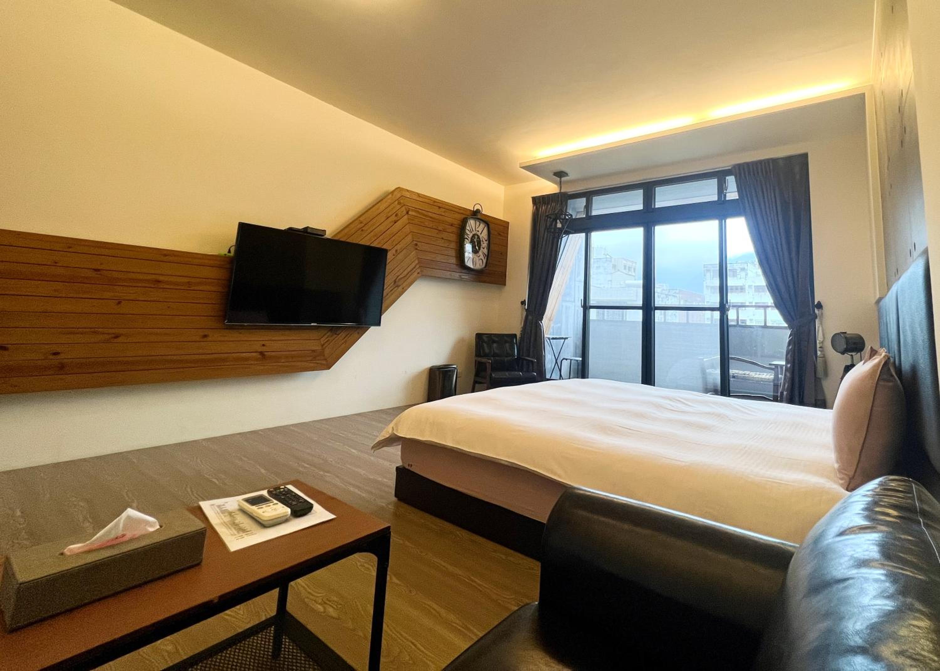 Queen Room with Balcony photo 3