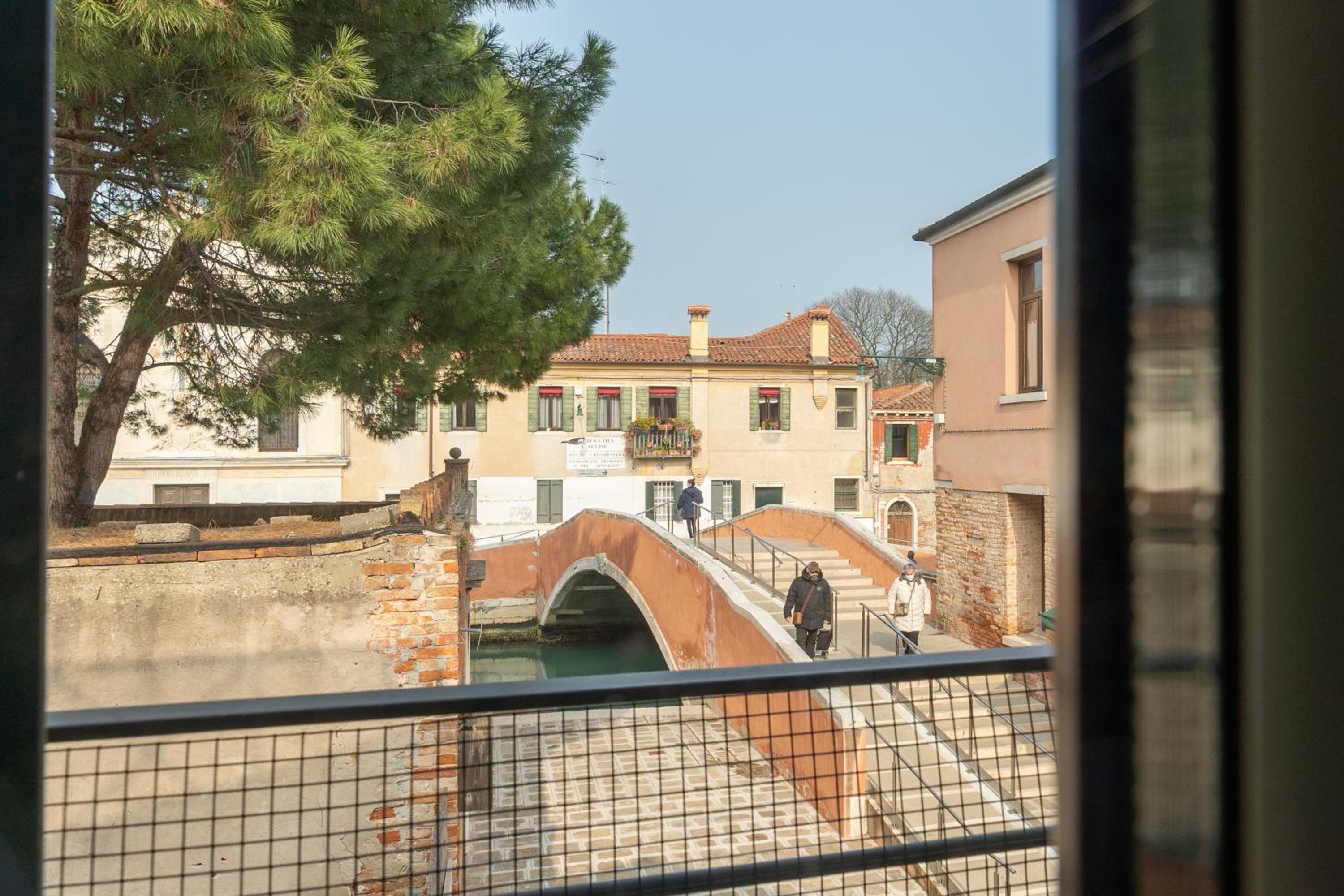 Two-Bedroom Apartment Split Level with Canal View photo 3