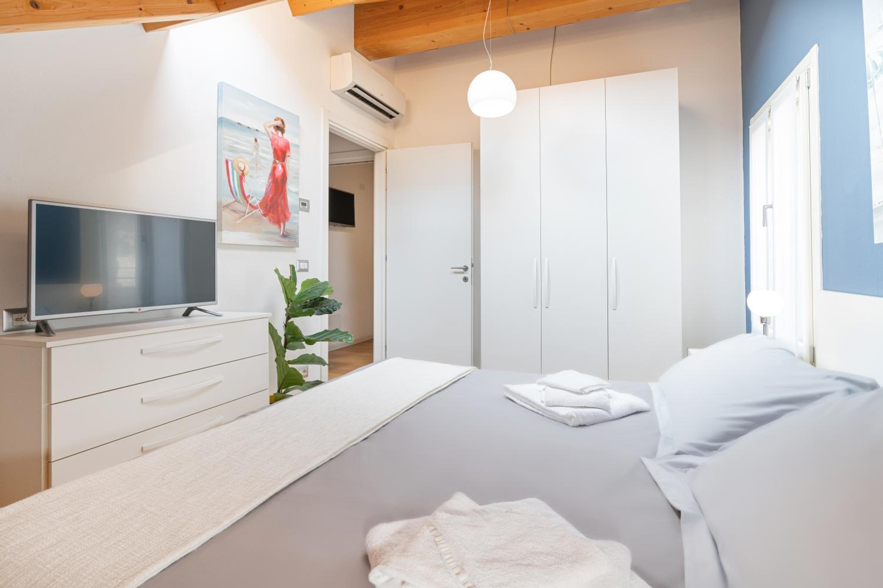 Two-Bedroom Apartment Split Level with Canal View photo 2