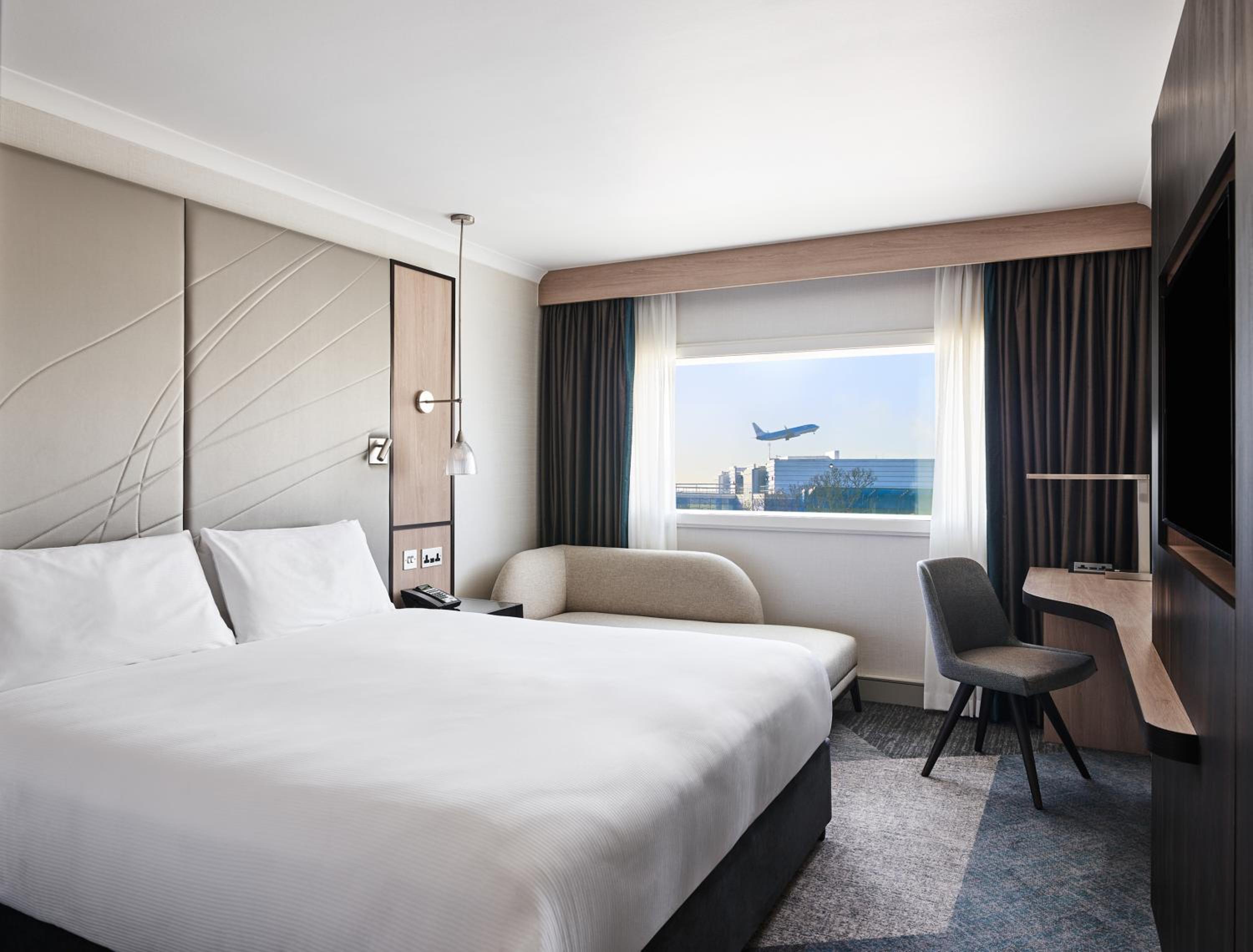 King Room with Runway View - Photo 7